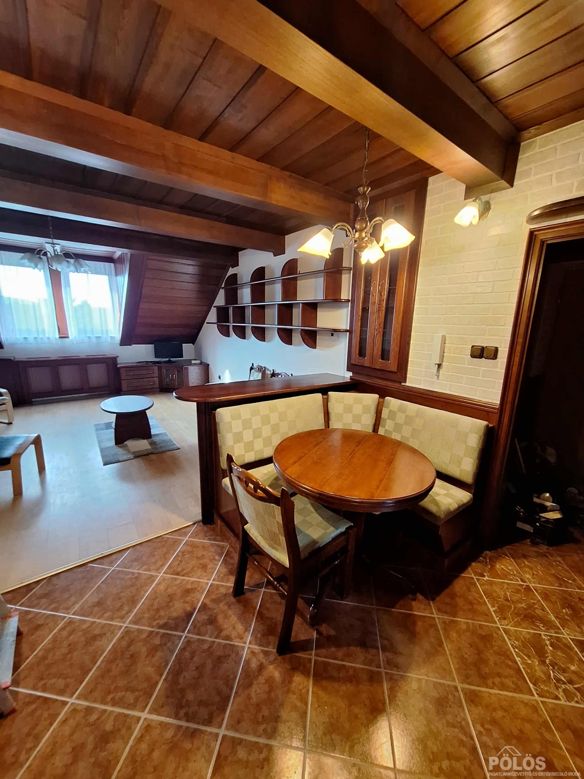 Besenyő utcában különleges hangulatú panorámás lakás kiadó