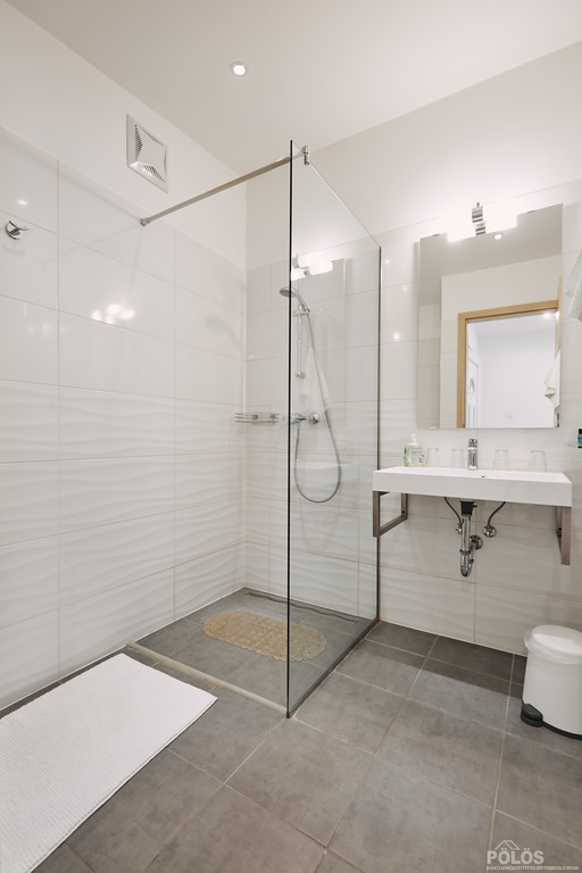 Belvároshoz közel csendes helyen igényes bútorozott lakás kiadó