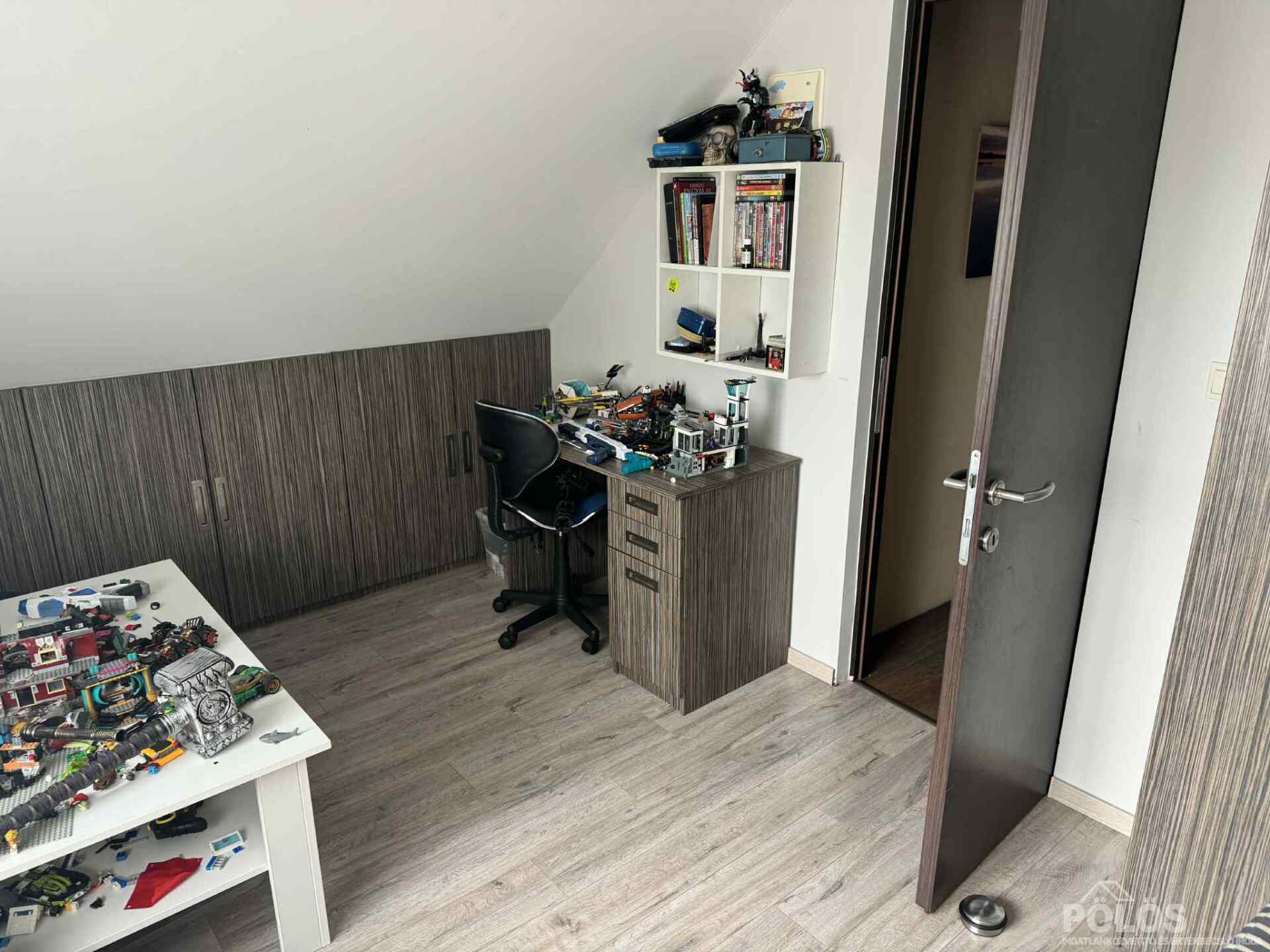 Harkán csendes helyen szép állapotú fiatalos önálló családi ház eladó