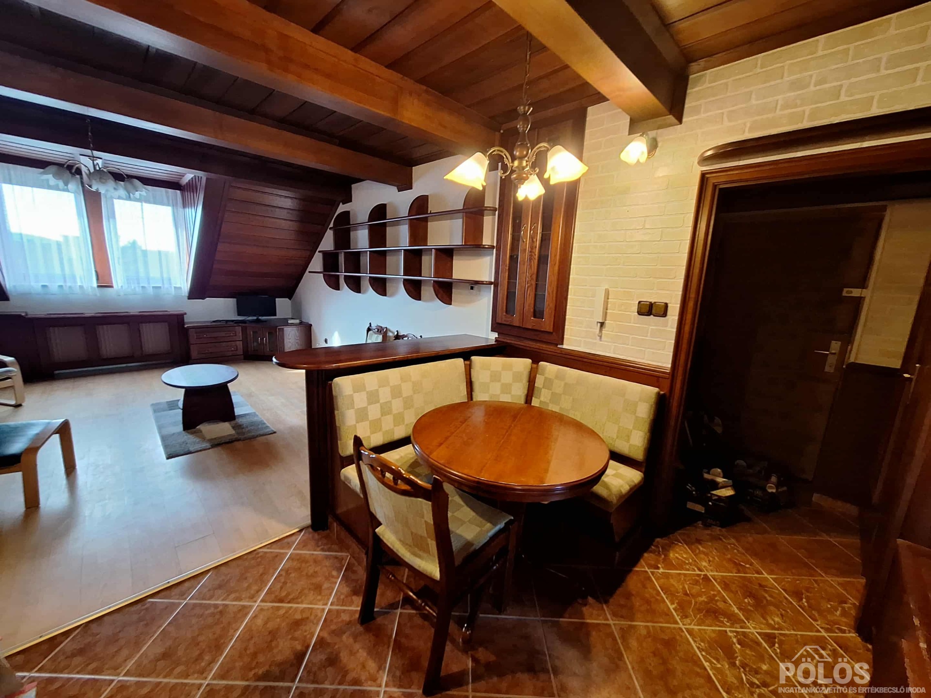 Besenyő utcában különleges hangulatú panorámás lakás kiadó