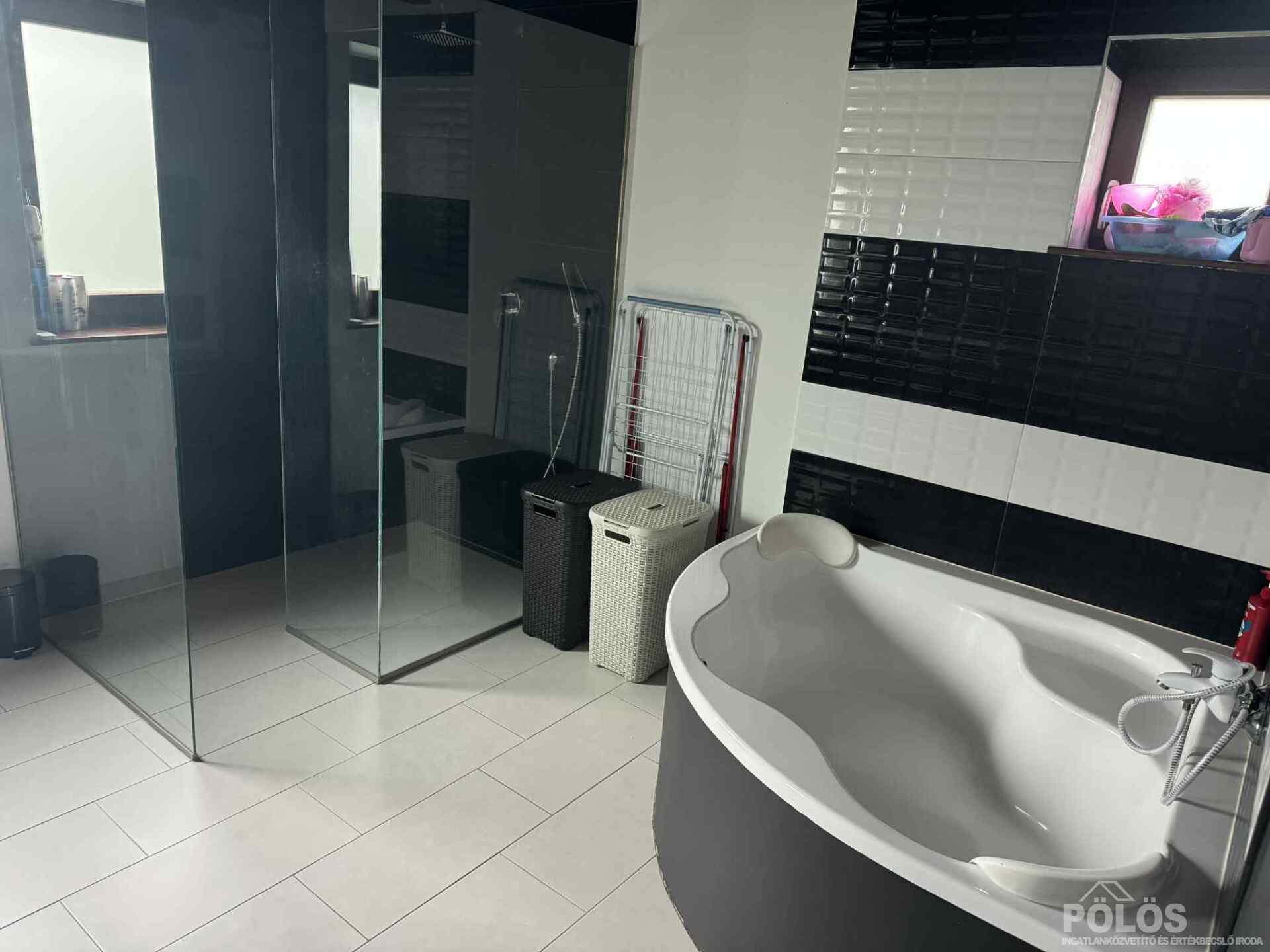 Harkán csendes helyen szép állapotú fiatalos önálló családi ház eladó