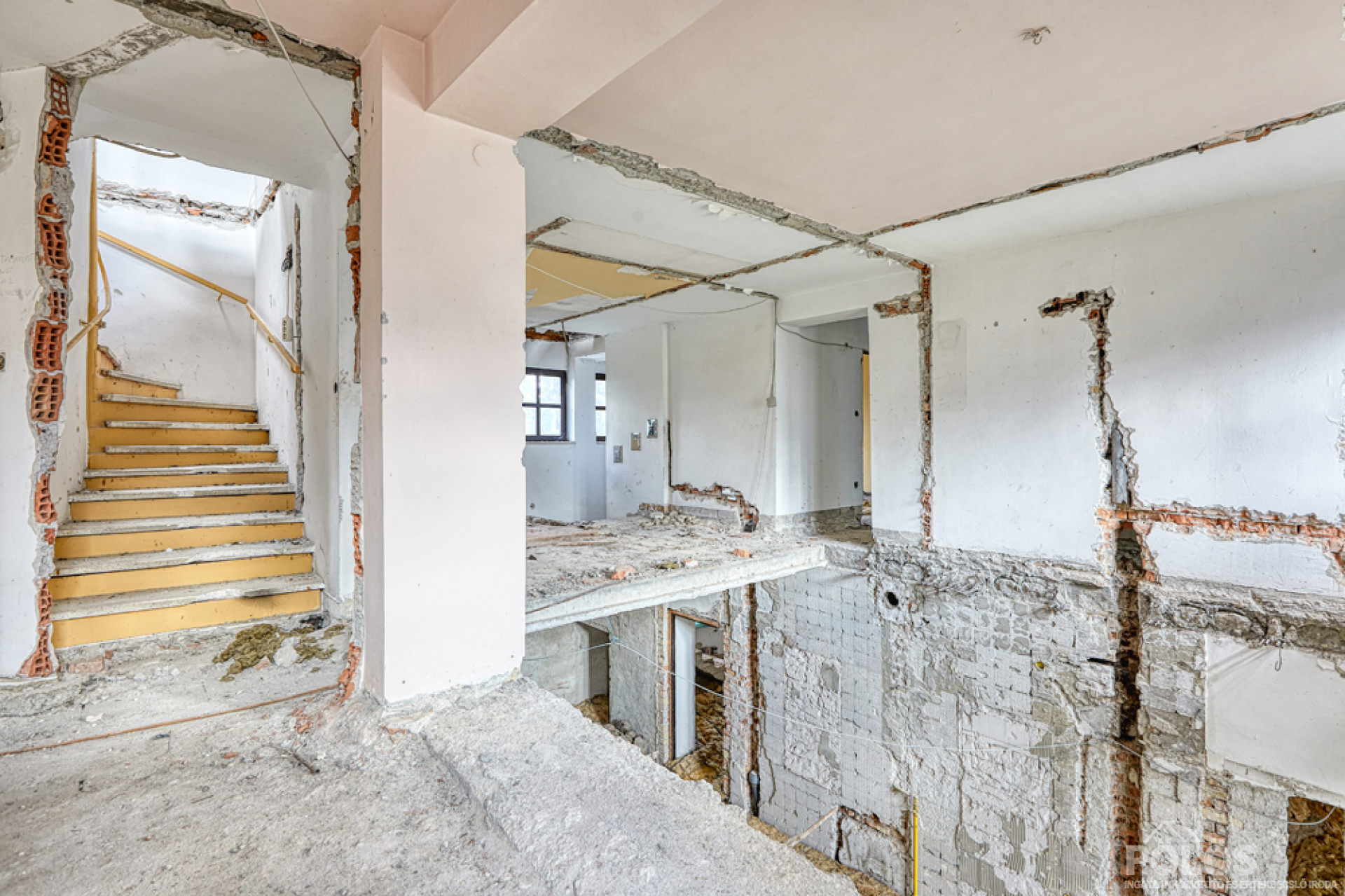 Lővérekben vállalkozás kialakítására alkalmas épület eladó