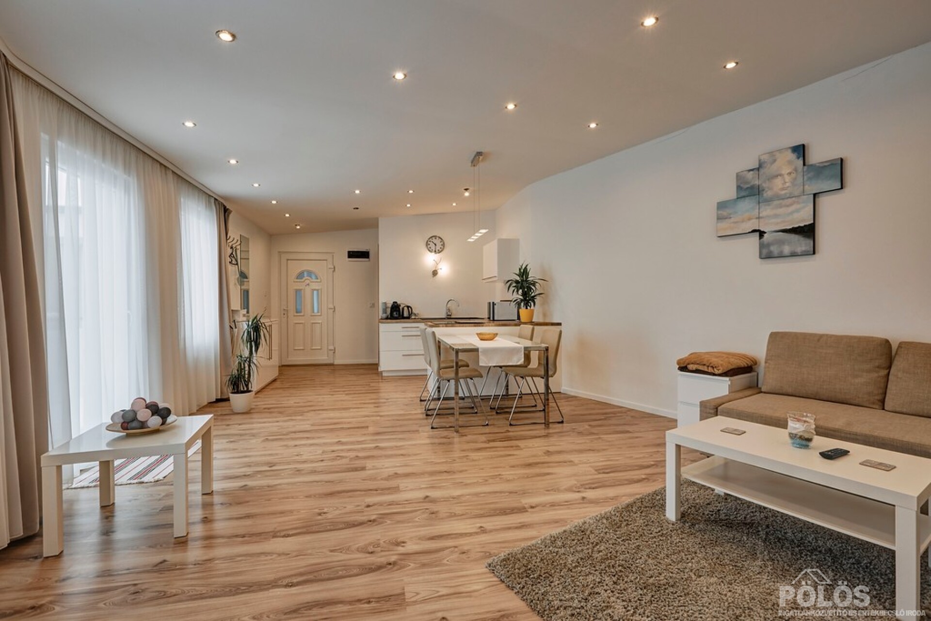 Belvároshoz közel csendes helyen igényes bútorozott lakás kiadó