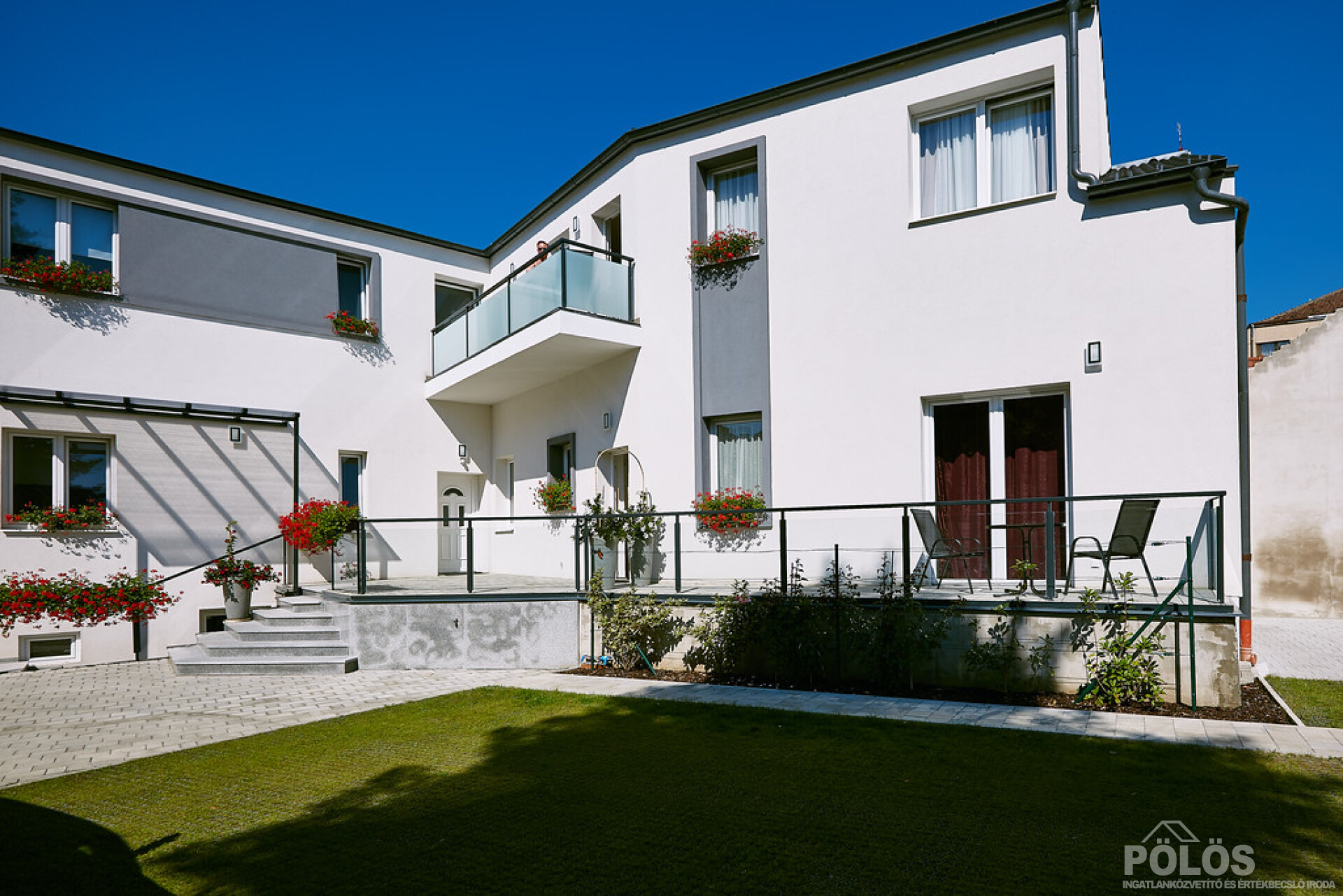 Belvároshoz közel csendes helyen igényes bútorozott lakás kiadó