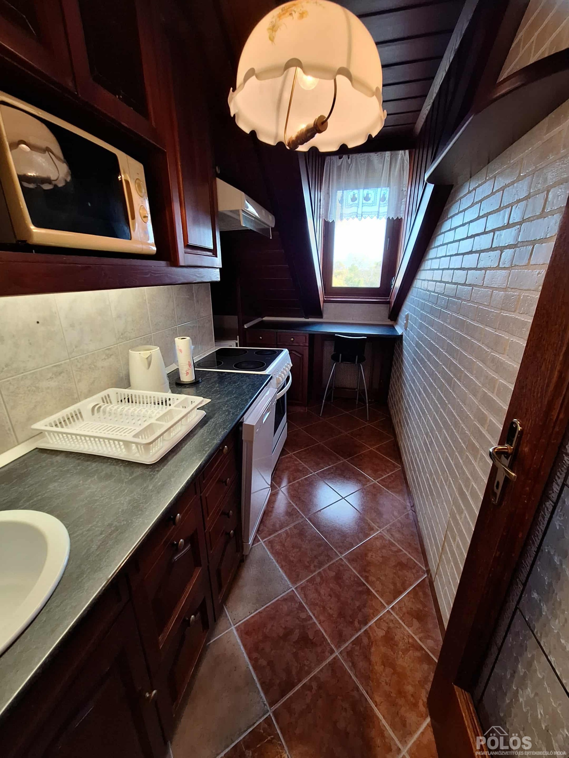 Besenyő utcában különleges hangulatú panorámás lakás kiadó