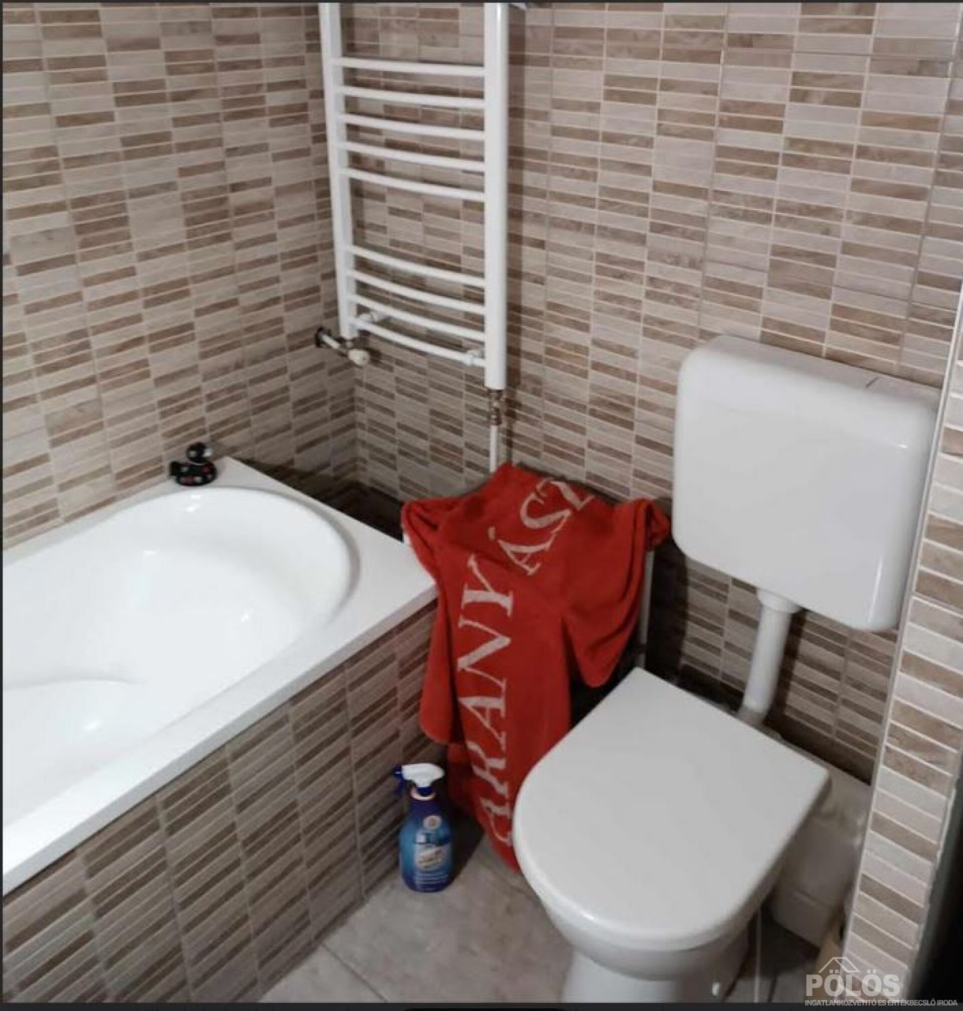 Kurucdombon csendes helyen hangulatos házikó eladó