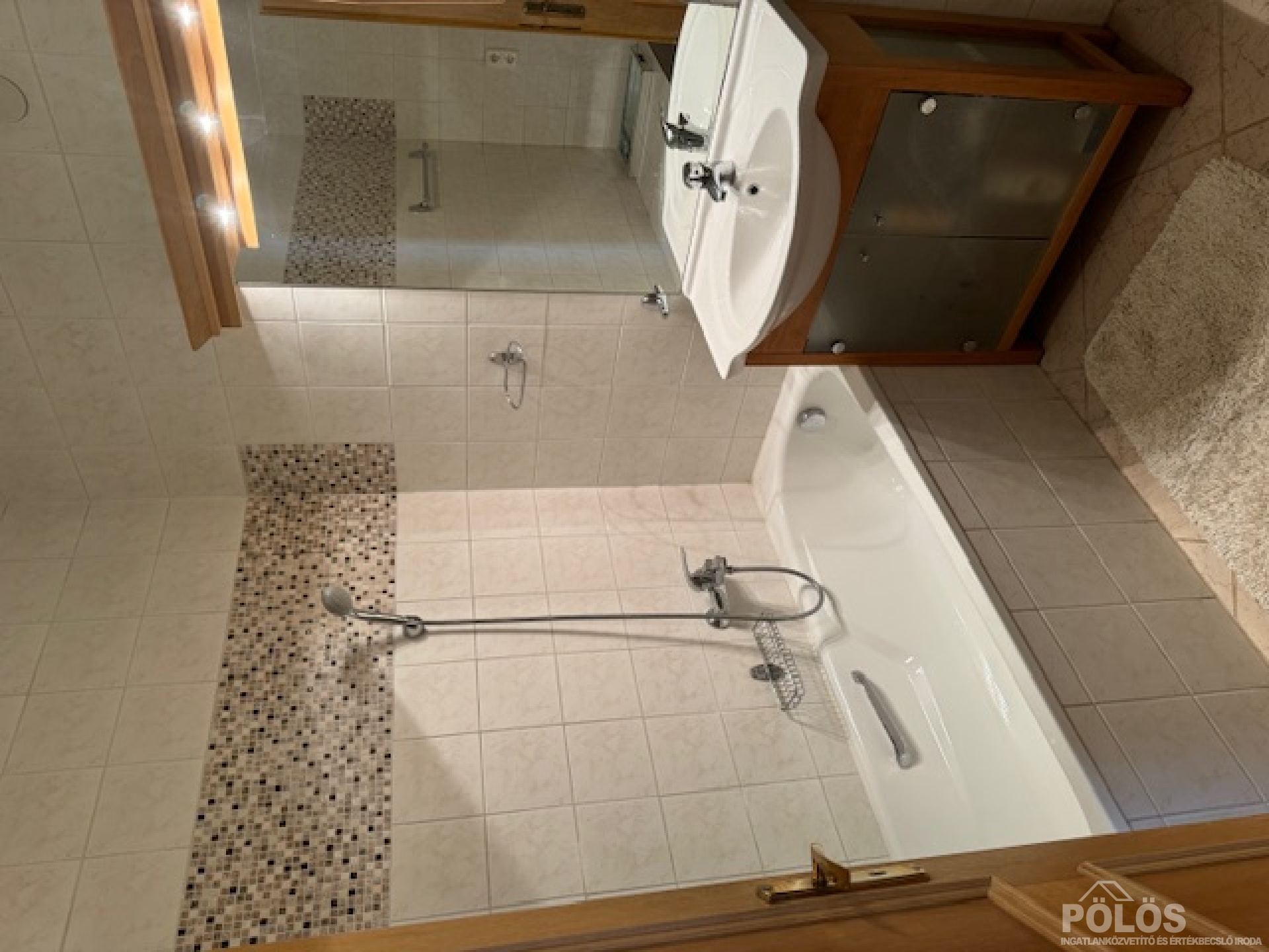 Belvároshoz közel hangulatos kertkapcsolatos sorház eladó