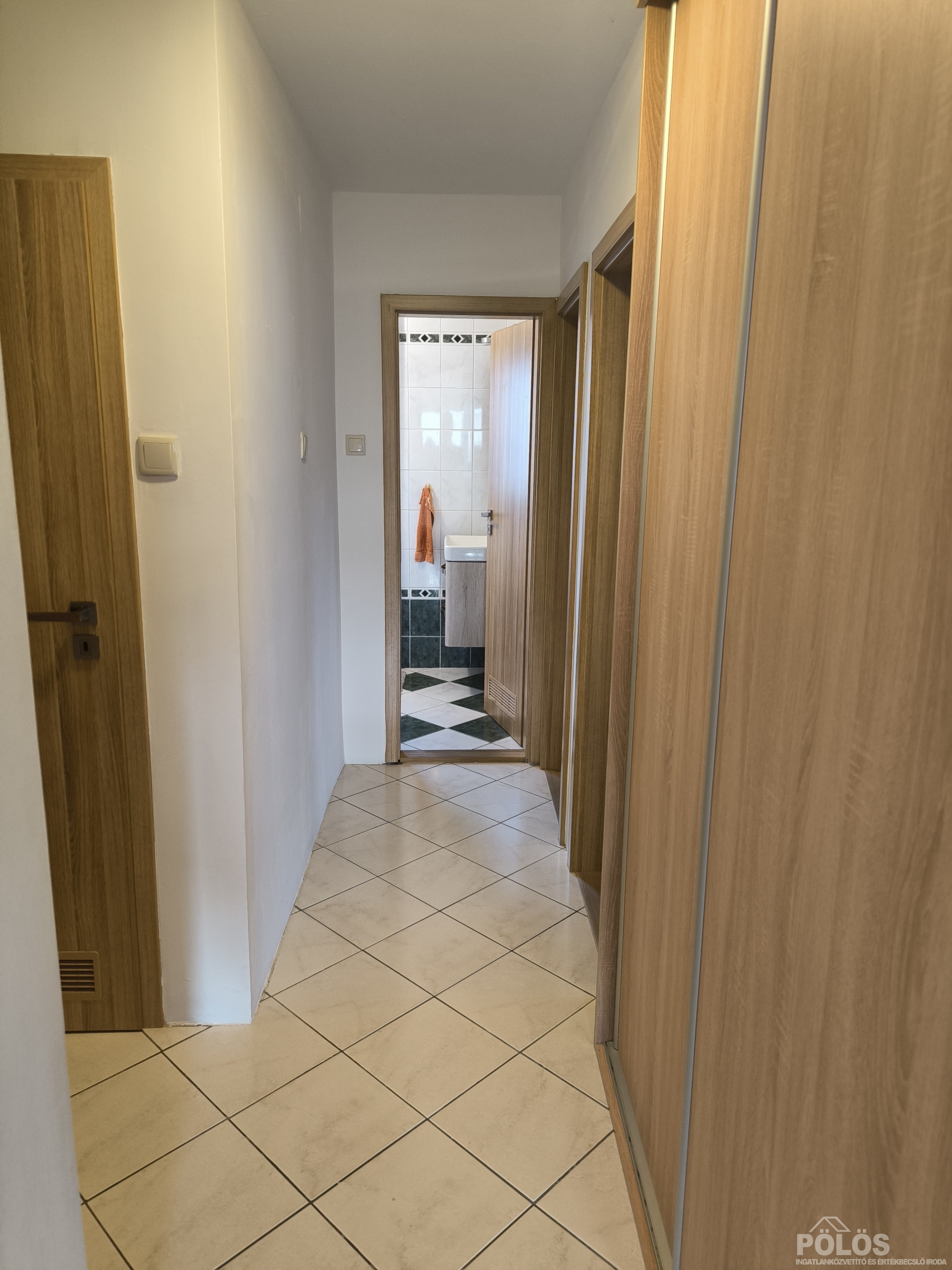 Belvároshoz közel ,igényes 4 szobás erkélyes lakás eladó