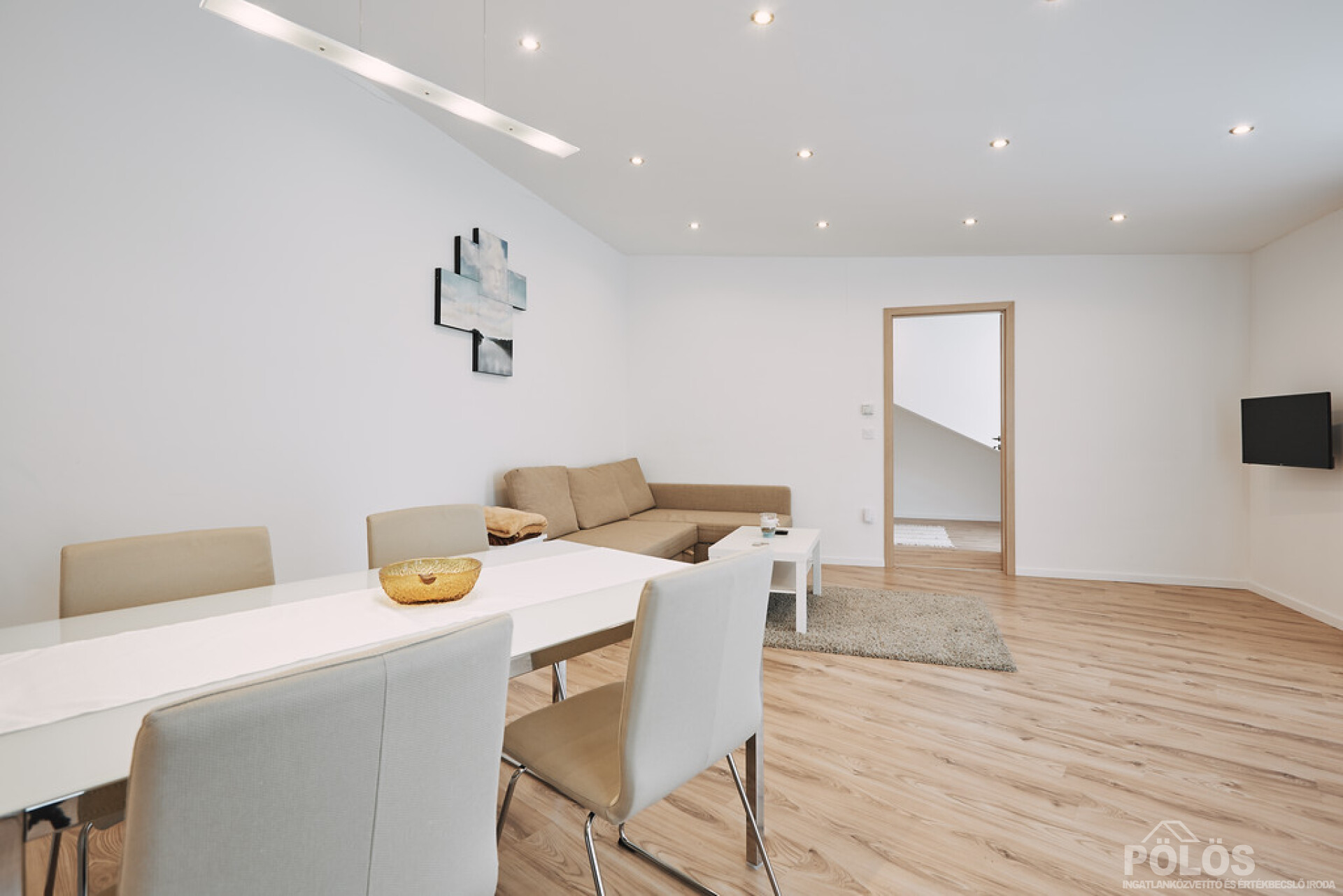 Belvároshoz közel csendes helyen igényes bútorozott lakás kiadó