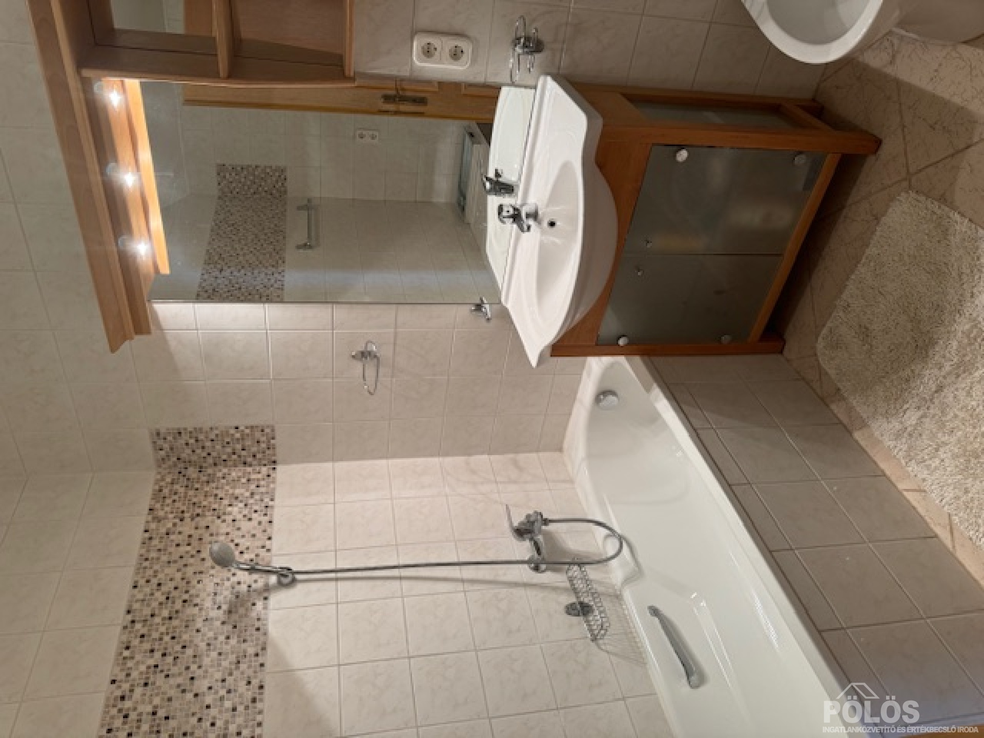 Belvároshoz közel hangulatos kertkapcsolatos sorház eladó