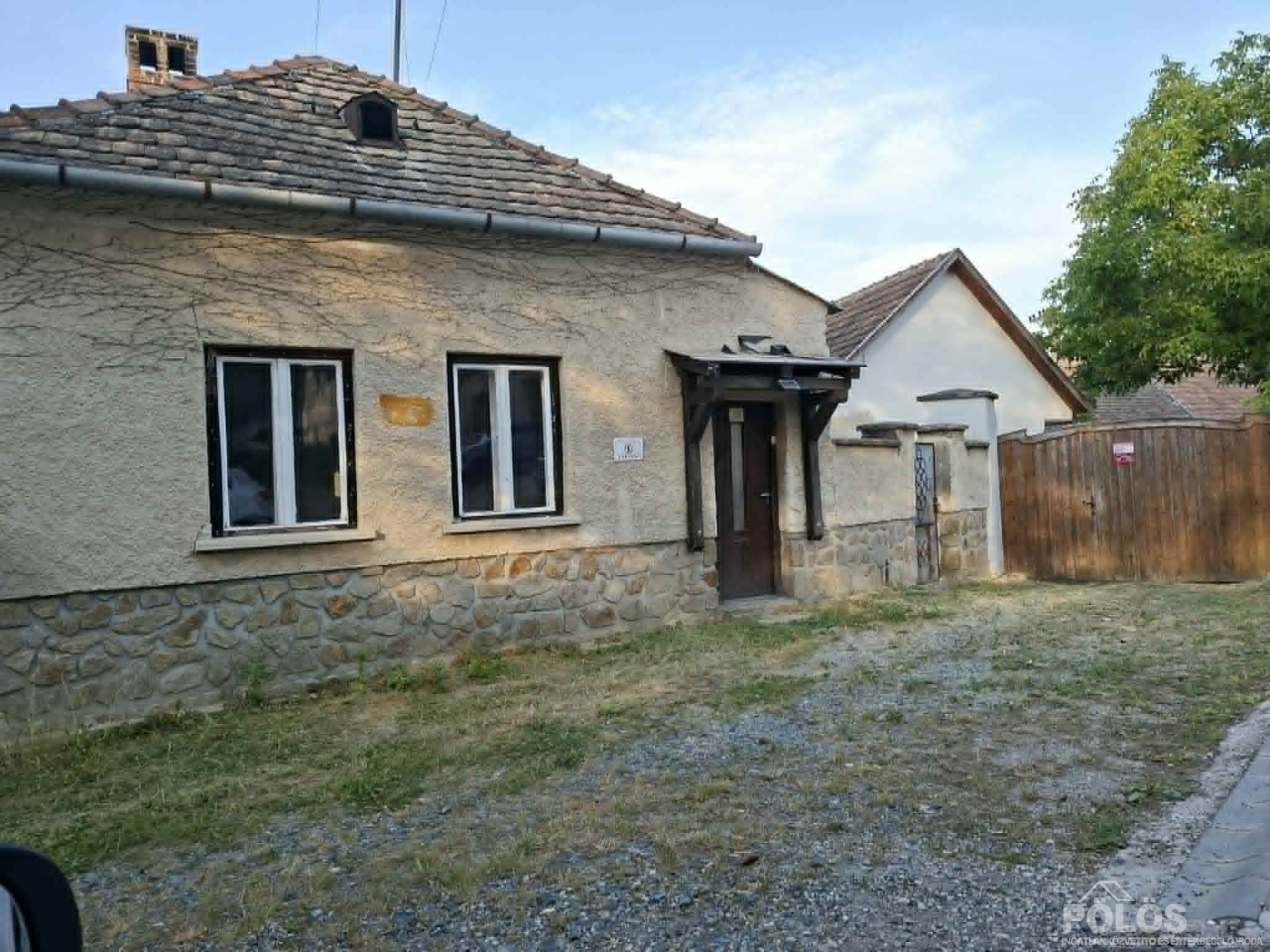 Nagycenken csendes helyen felújításra szoruló jó adottságú családi ház eladó