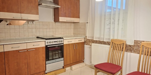 Állomás közelében 2 szobás lakás kiadó