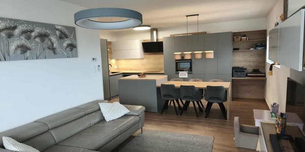 Aranyhegyen extra igényes panorámás lakás nagy terasszal eladó!