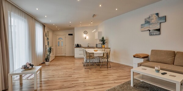 Belvároshoz közel csendes helyen igényes bútorozott lakás kiadó