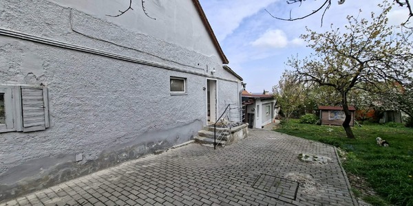 Sopronban Lővérek szélén felújításra szoruló ház 570 m2-es telken eladó