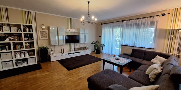 Belvároshoz közel csendes helyen szép állapotú családi ház eladó