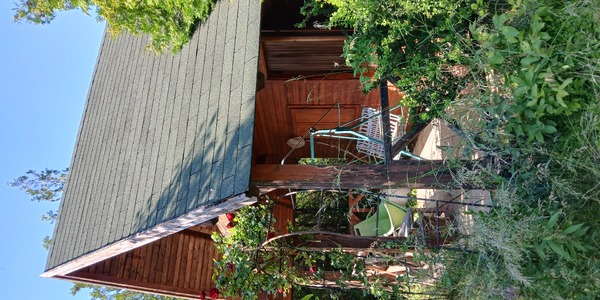 Sopronban Nyugati majorban bekerített kert hangulatos faházzal eladó