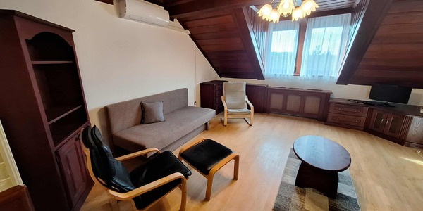 Besenyő utcában különleges hangulatú panorámás lakás kiadó