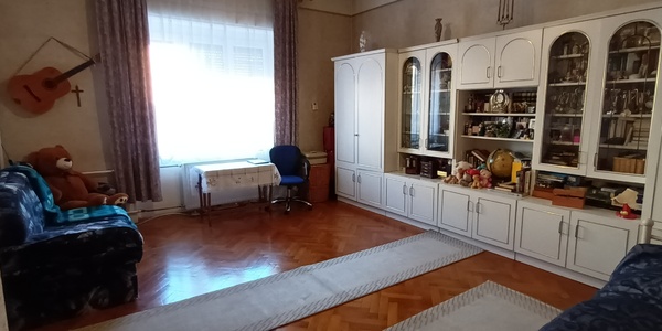 Belvárosban 2 erkélyes polgári lakás eladó