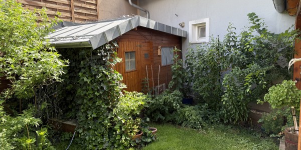 Pihenőkereszten csendes helyen hangulatos  sorház eladó