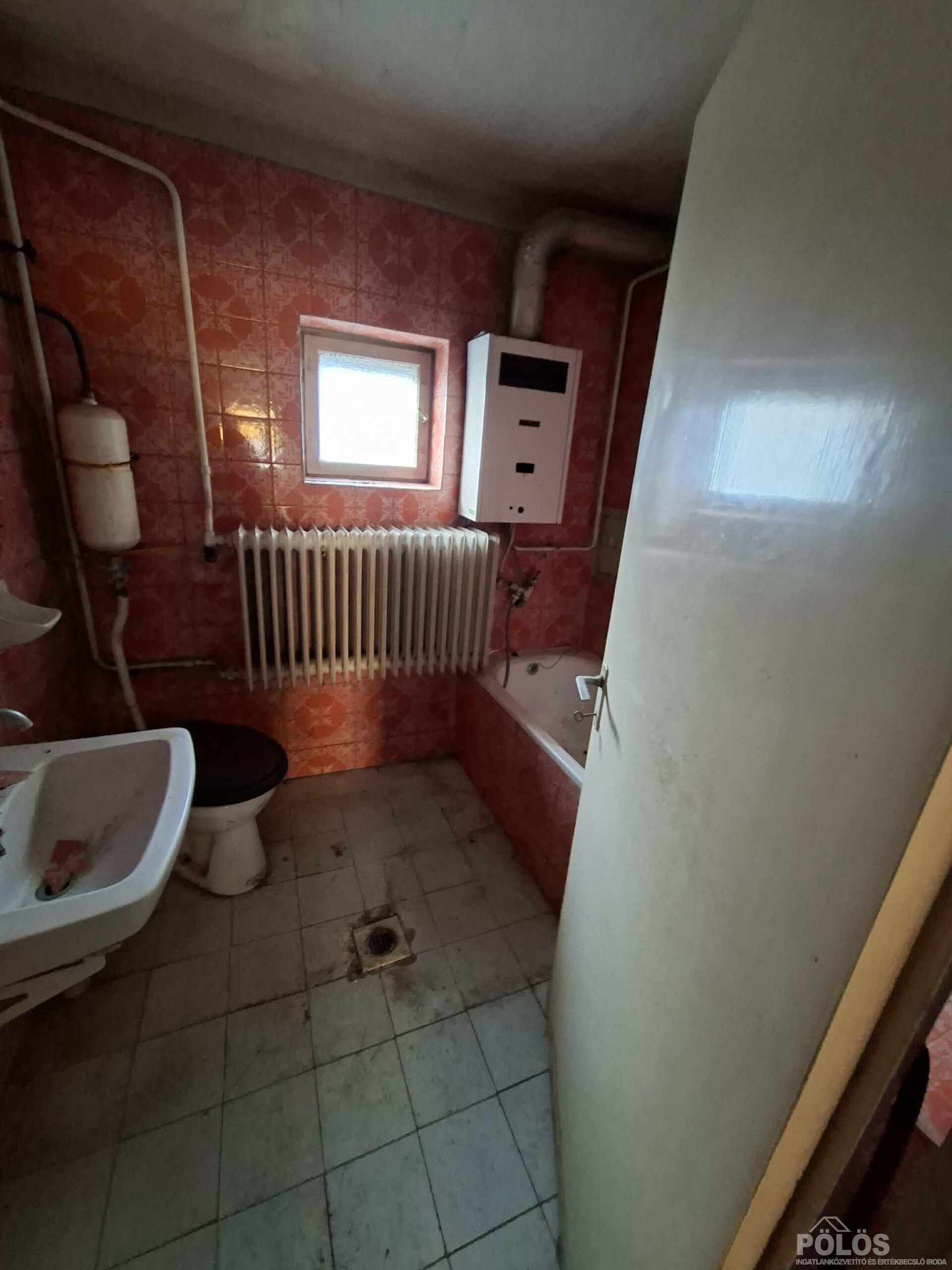 Fertőrákoson csendes helyen felújításra szoruló ház eladó