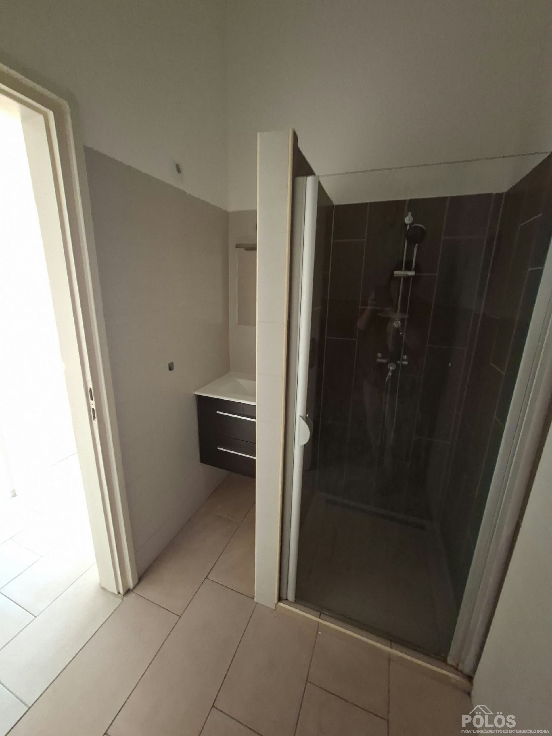 Széchenyi téren központi helyen 41 m2-es lakás kiadó