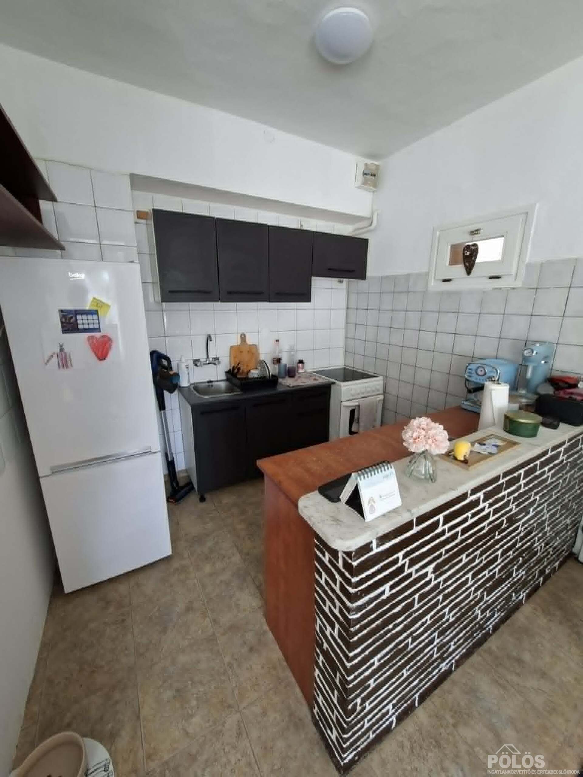 Belvároshoz közel 2 lakrészből álló jó állapotú lakás garázzsal,kerttel ,pincével eladó
