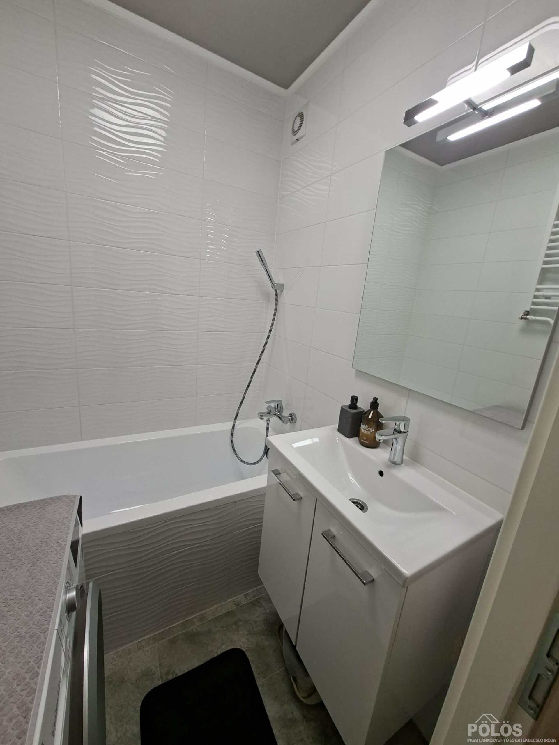 Jereván lakótelepen III.em 50 m2-es extra igényes lakás teljes berendezéssel eladó!