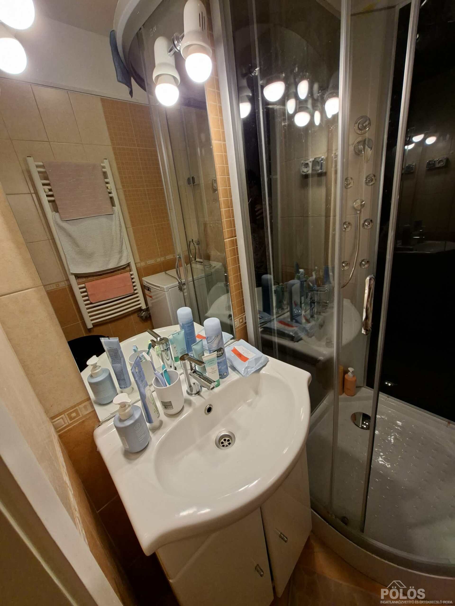 Sopronban Erzsébet kert közelében 3 szobás erkélyes lakás eladó