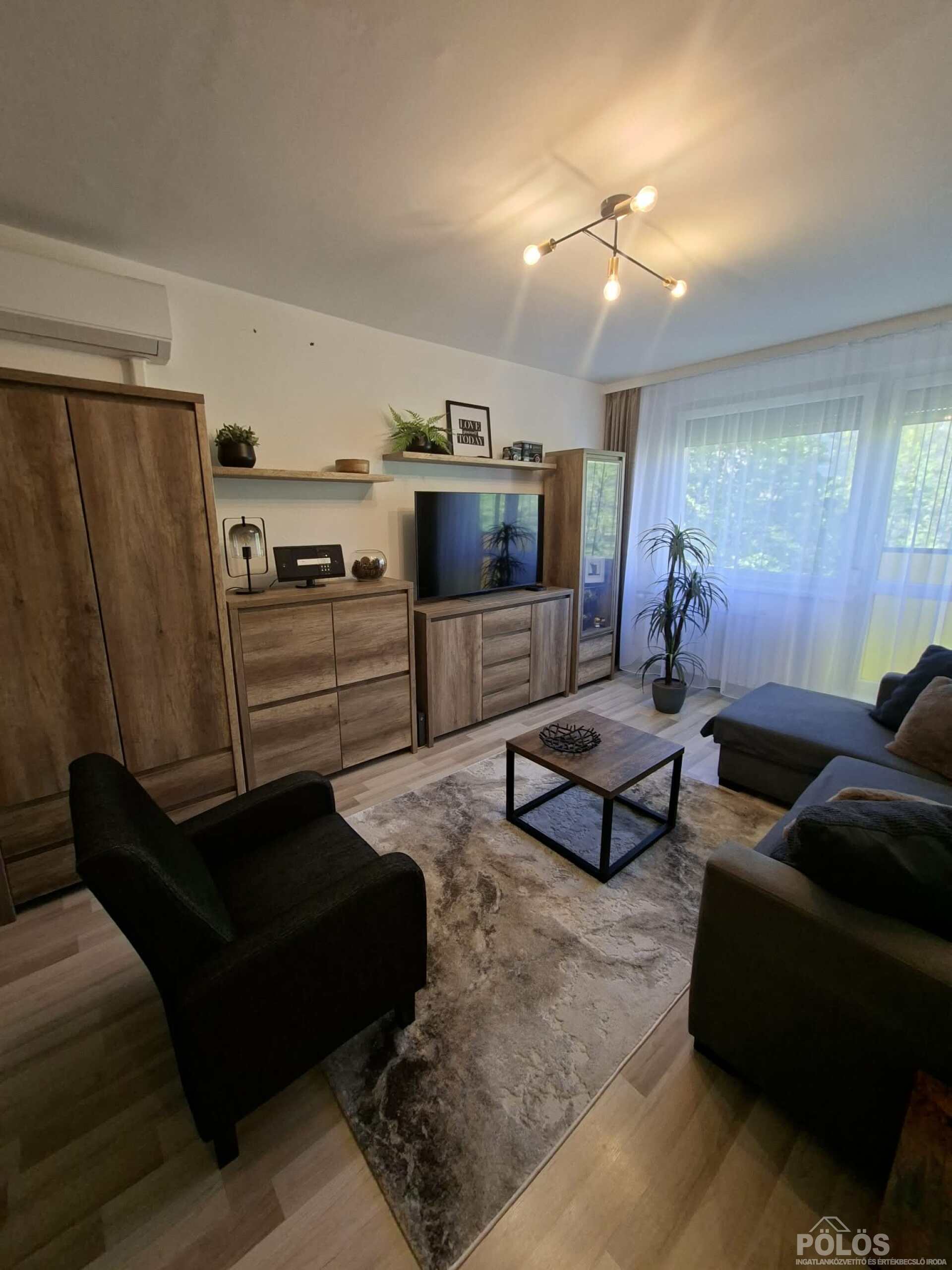 Jereván lakótelepen III.em 50 m2-es extra igényes lakás teljes berendezéssel eladó!