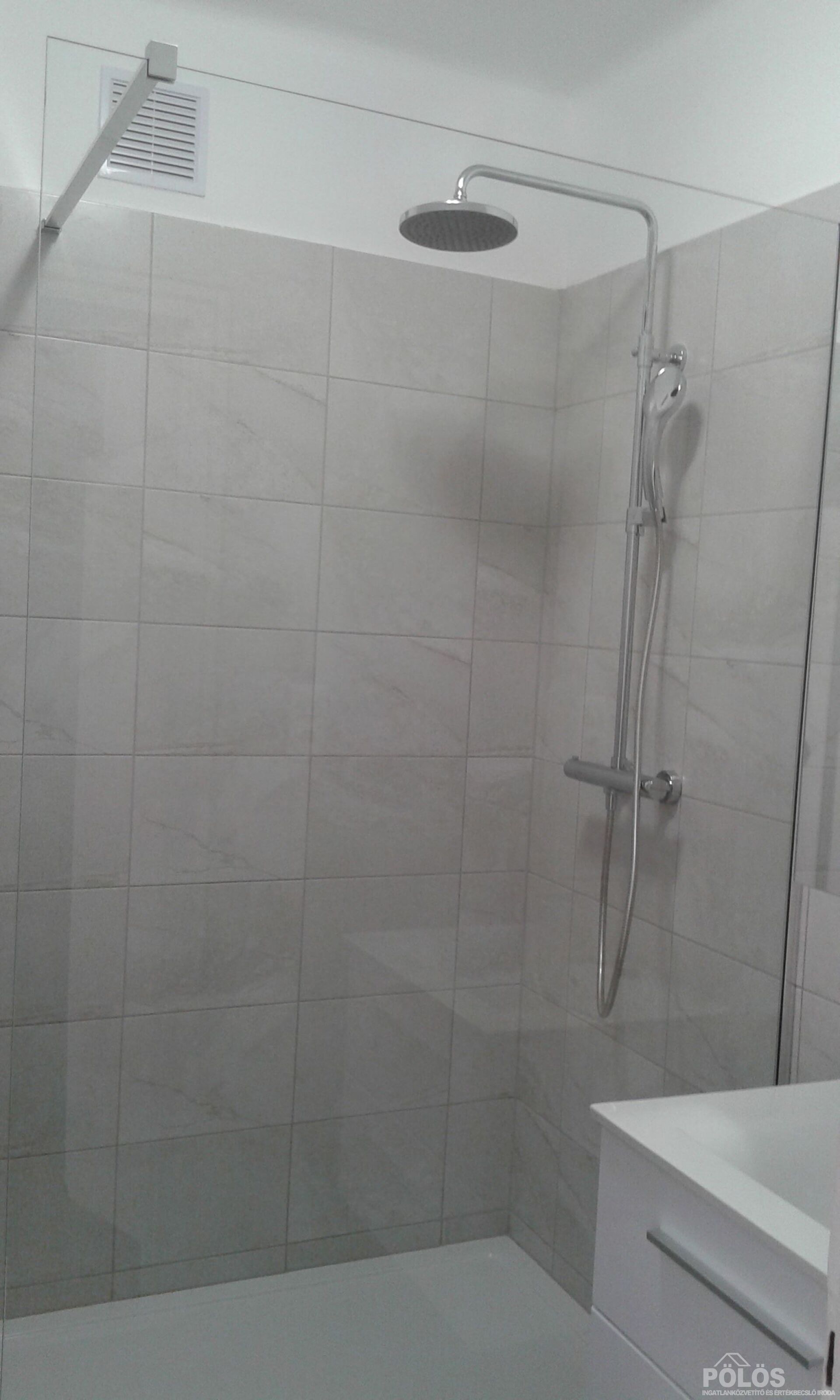 Sopronban Deák téren 62 m2-es 2 szobás erkélyes lakás kiadó