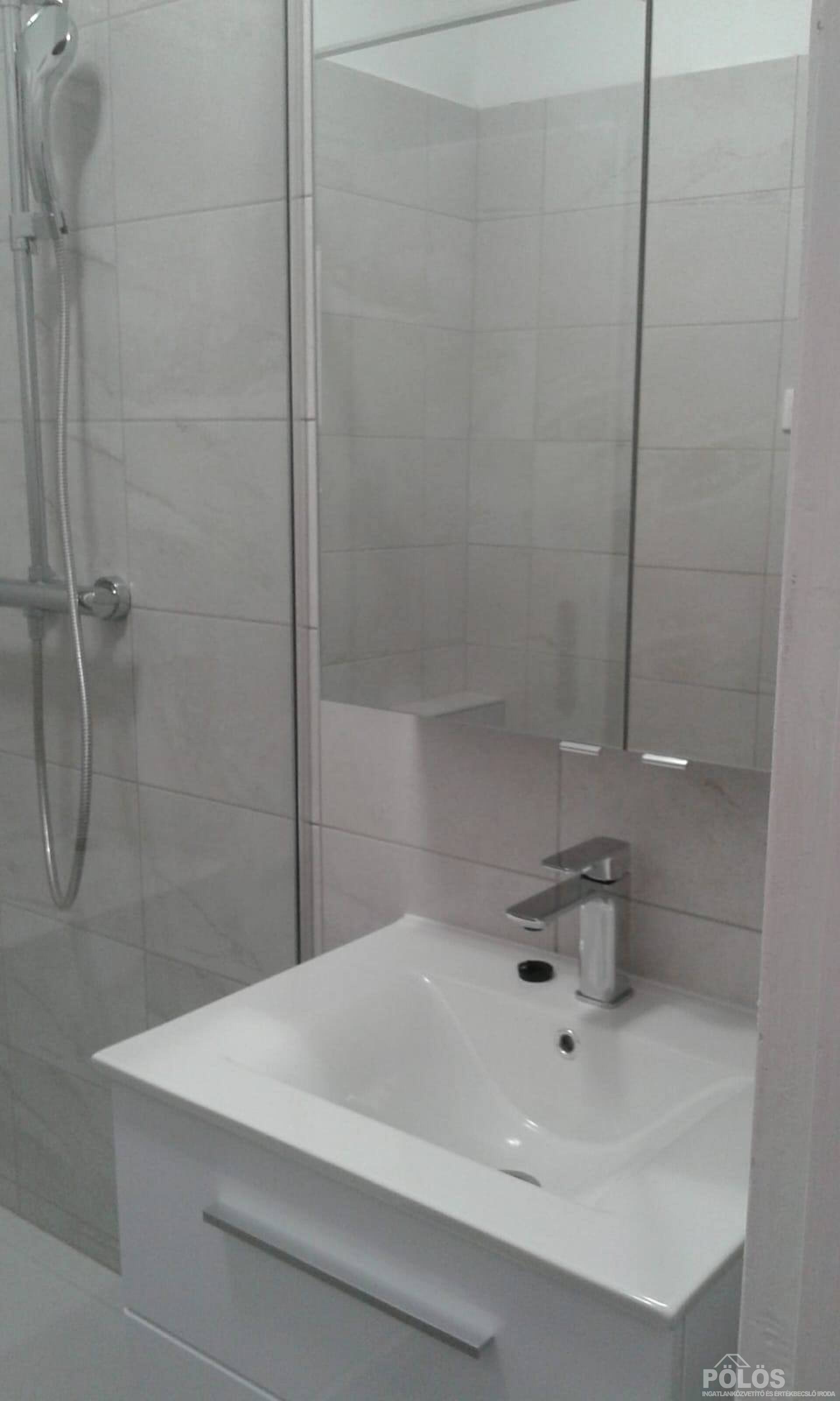 Sopronban Deák téren 62 m2-es 2 szobás erkélyes lakás kiadó