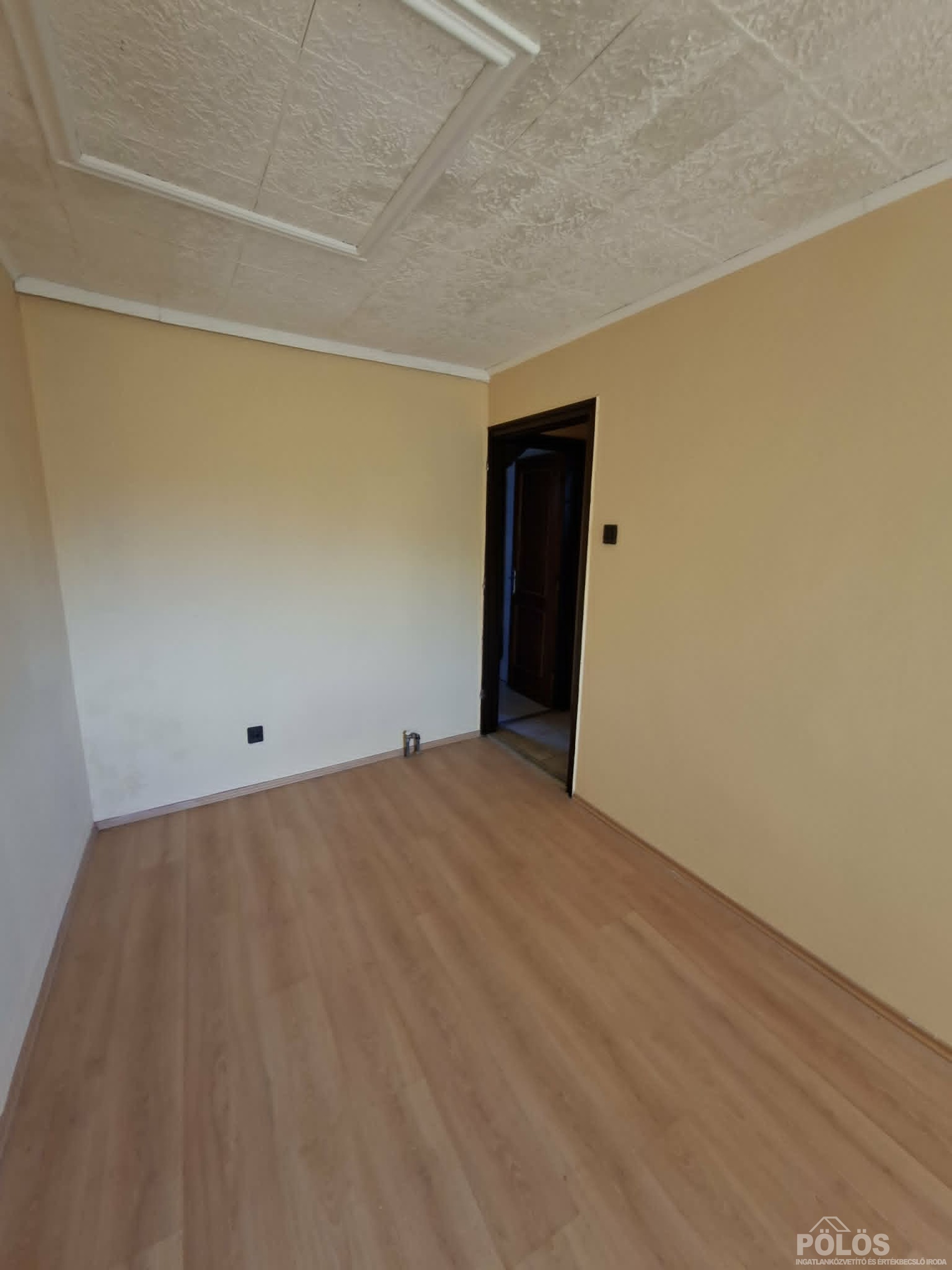 Belvároshoz közel 2 lakrészből álló jó állapotú lakás garázzsal,kerttel ,pincével eladó