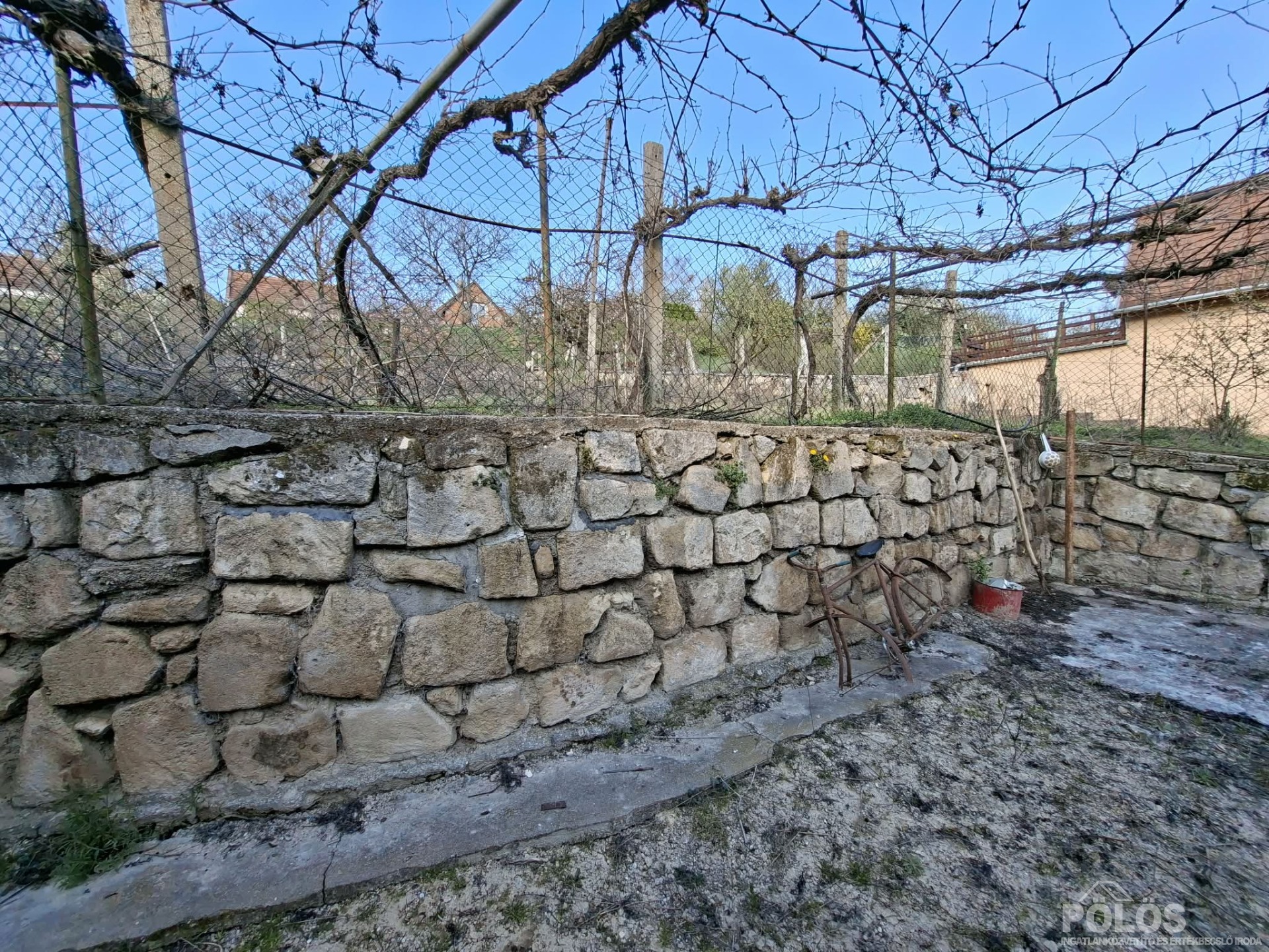 Fertőrákoson csendes helyen felújításra szoruló ház eladó