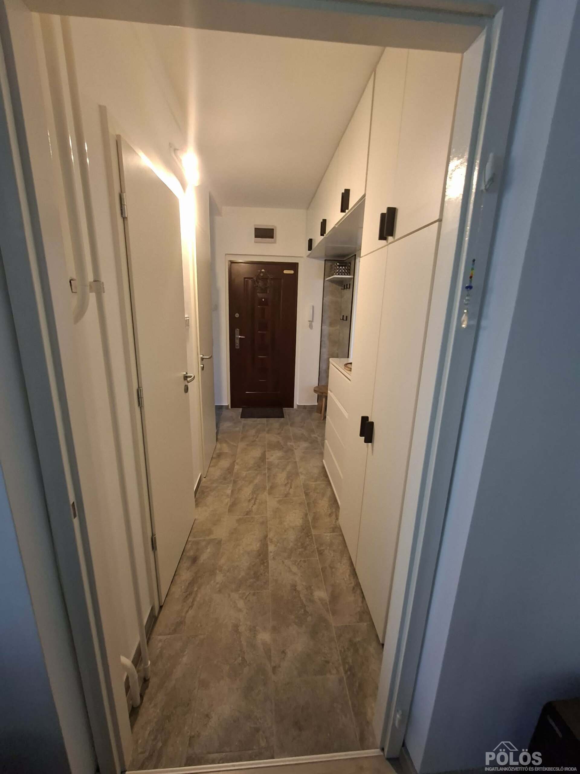 Jereván lakótelepen III.em 50 m2-es extra igényes lakás teljes berendezéssel eladó!