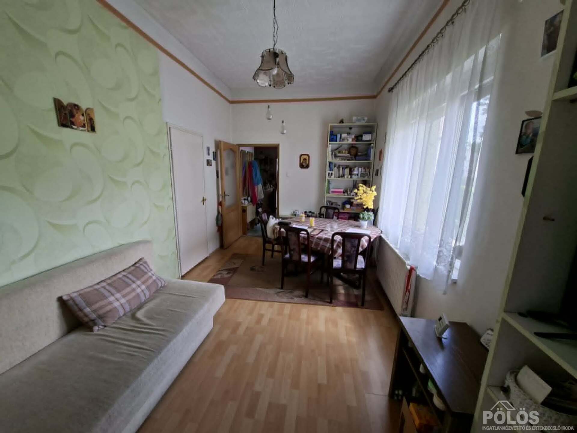 Sopronban csendes helyen családi házas övezetben szép állapotú házrész kerttel,garázzsal eladó
