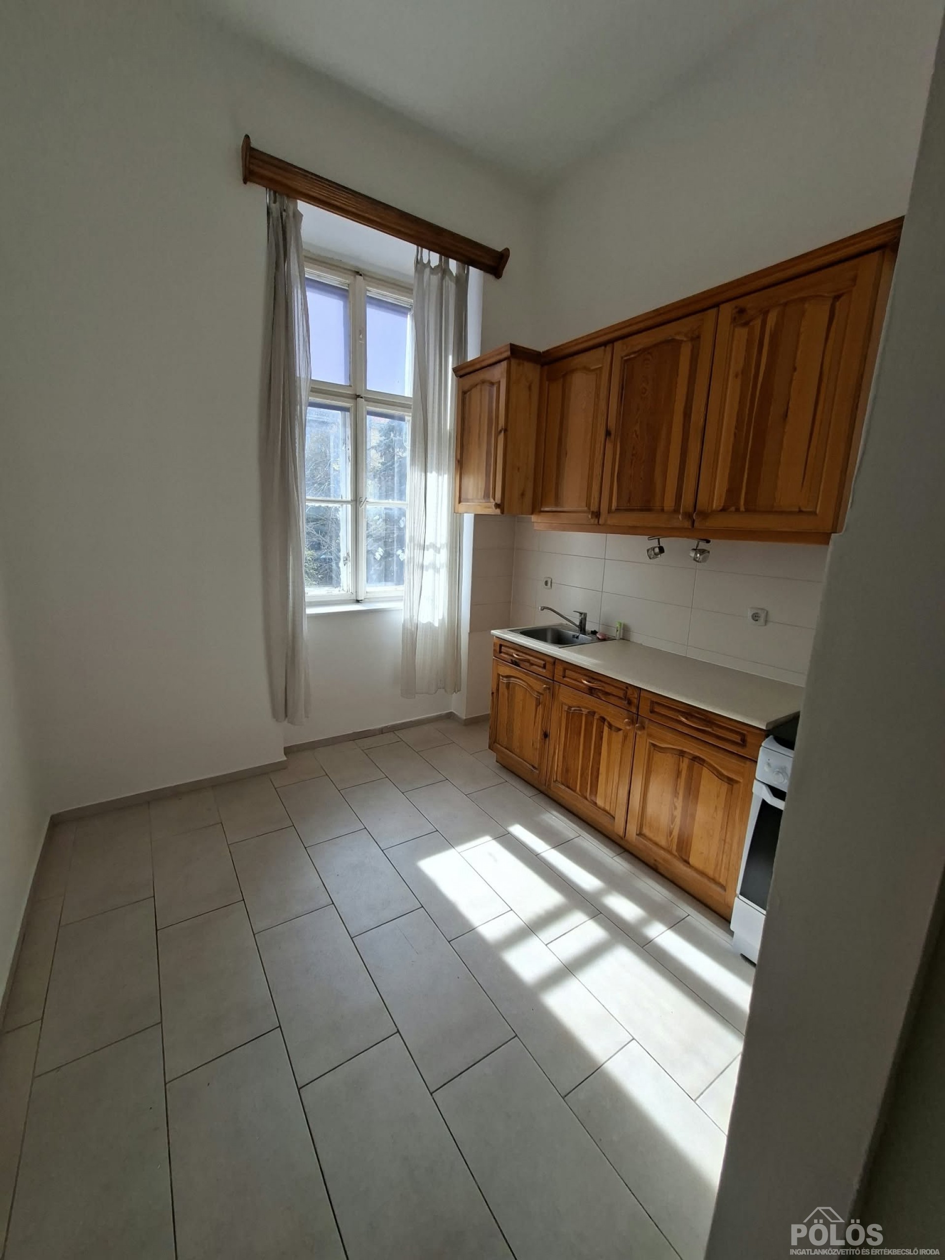 Széchenyi téren központi helyen 41 m2-es lakás kiadó