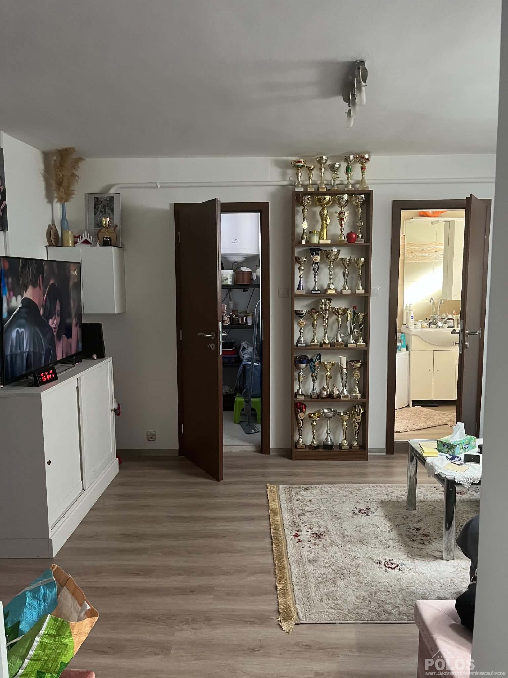 Balfon központi helyen családi ház teljes bútorzattal hosszú távra kiadó