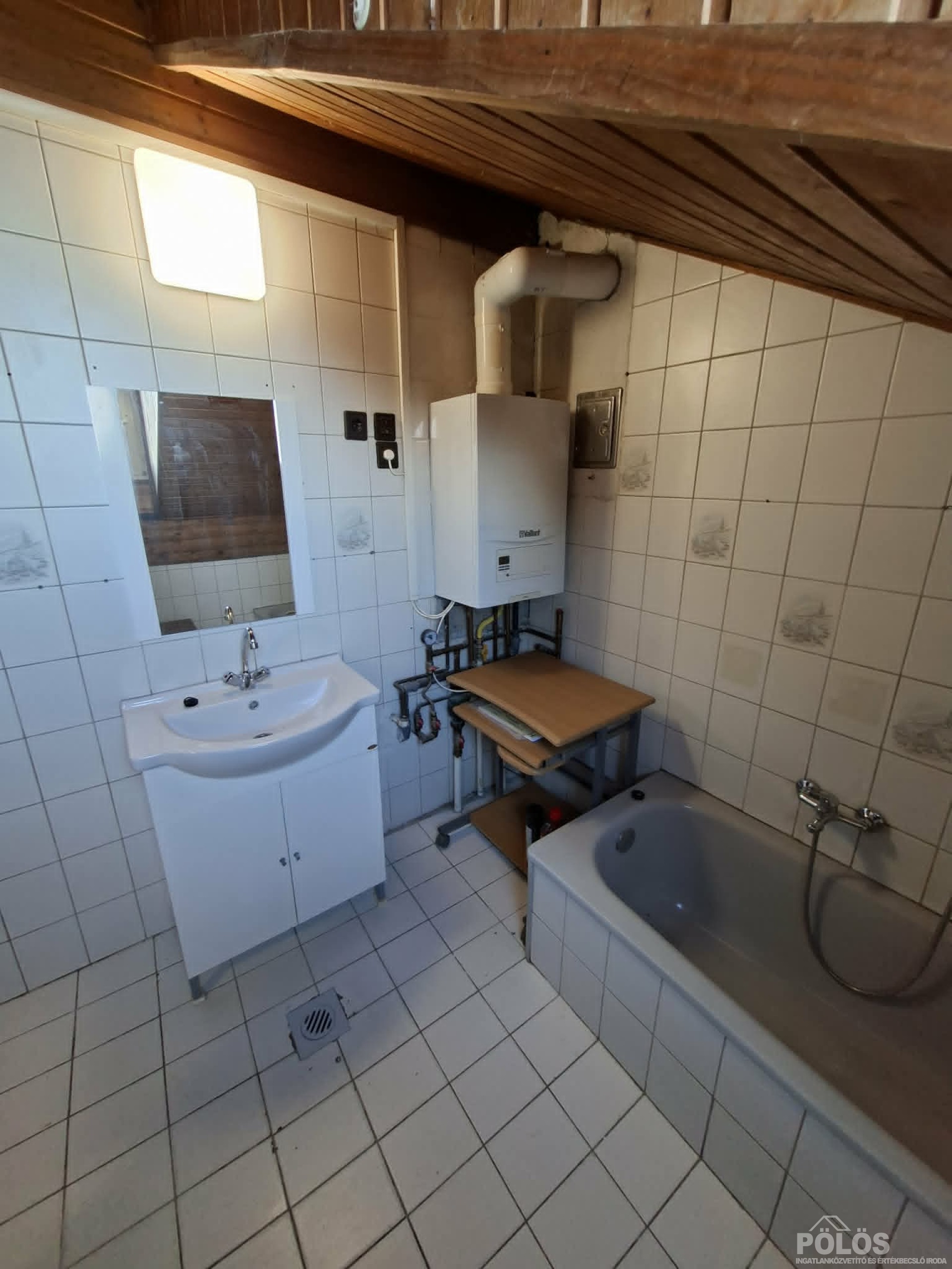 Belvároshoz közel 2 lakrészből álló jó állapotú lakás garázzsal,kerttel ,pincével eladó