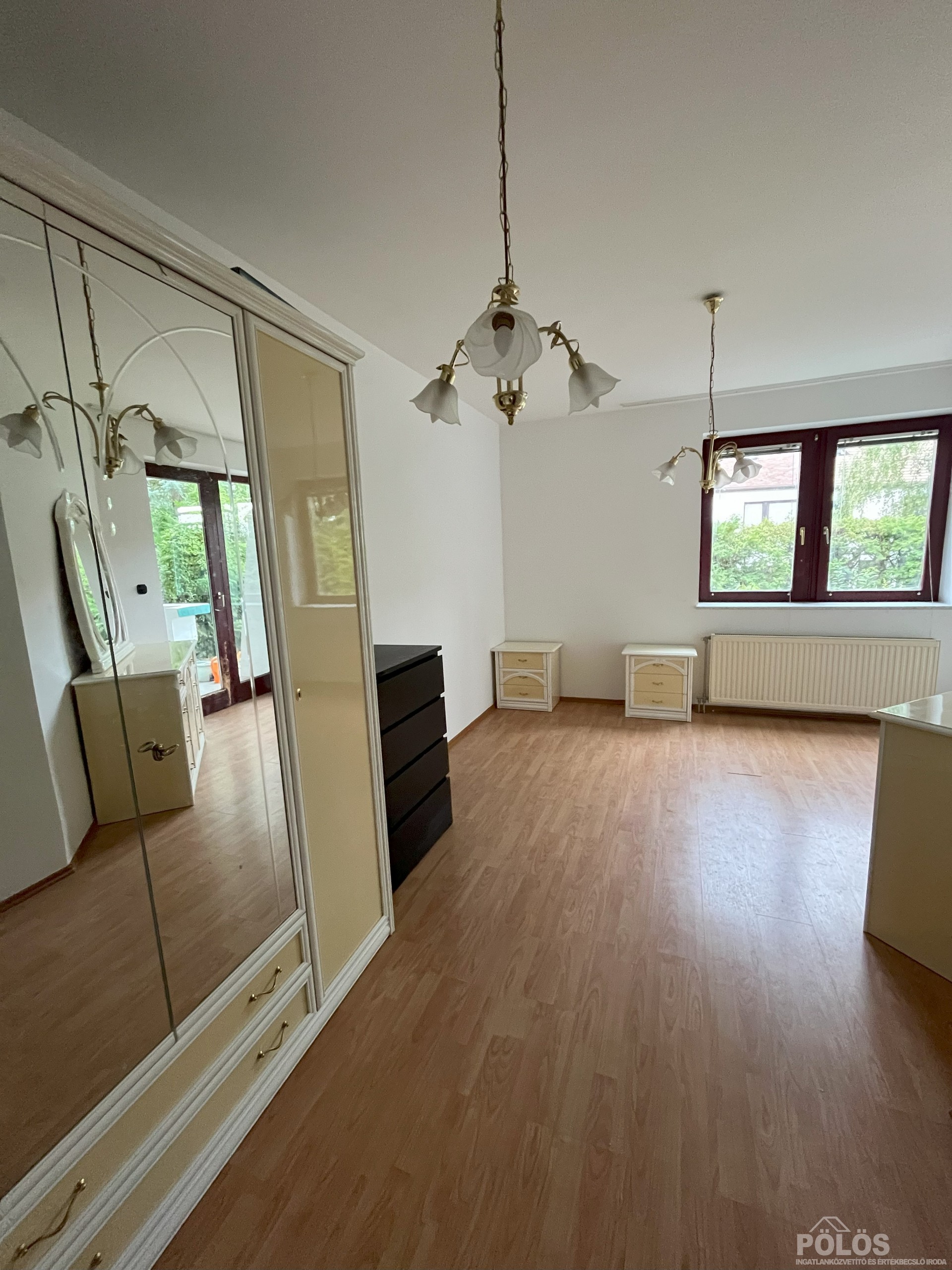 Sopronban belvároshoz közel 144 m2-es szép állapotú lakás garázzsal kertrésszel eladó!