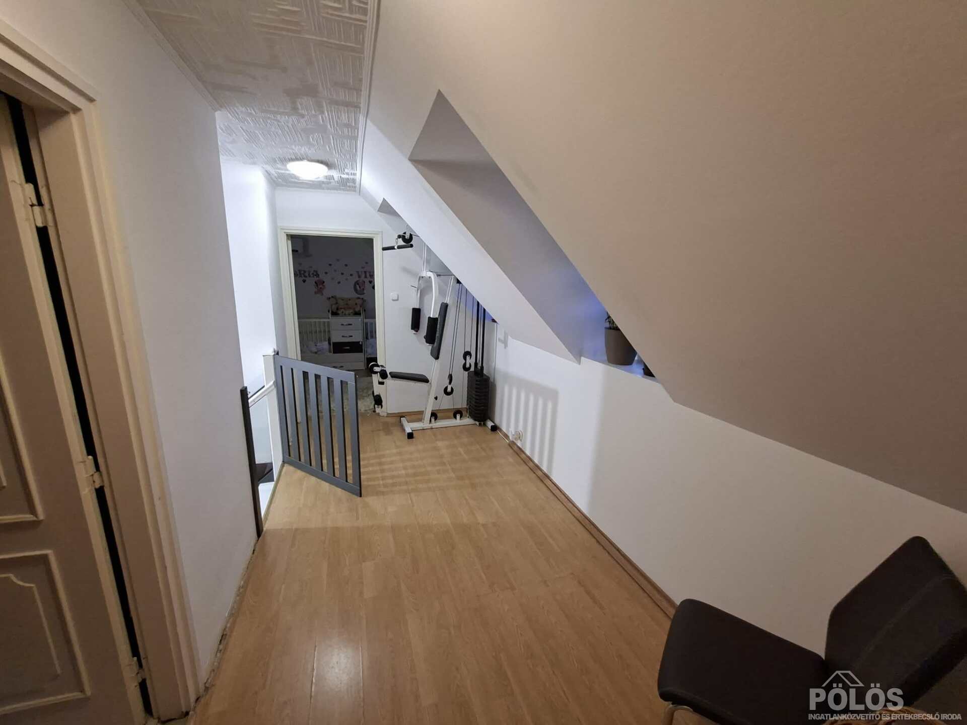 Belvároshoz közel igényesen felújított utcafronti házrész kertrésszel,garázzsal eladó