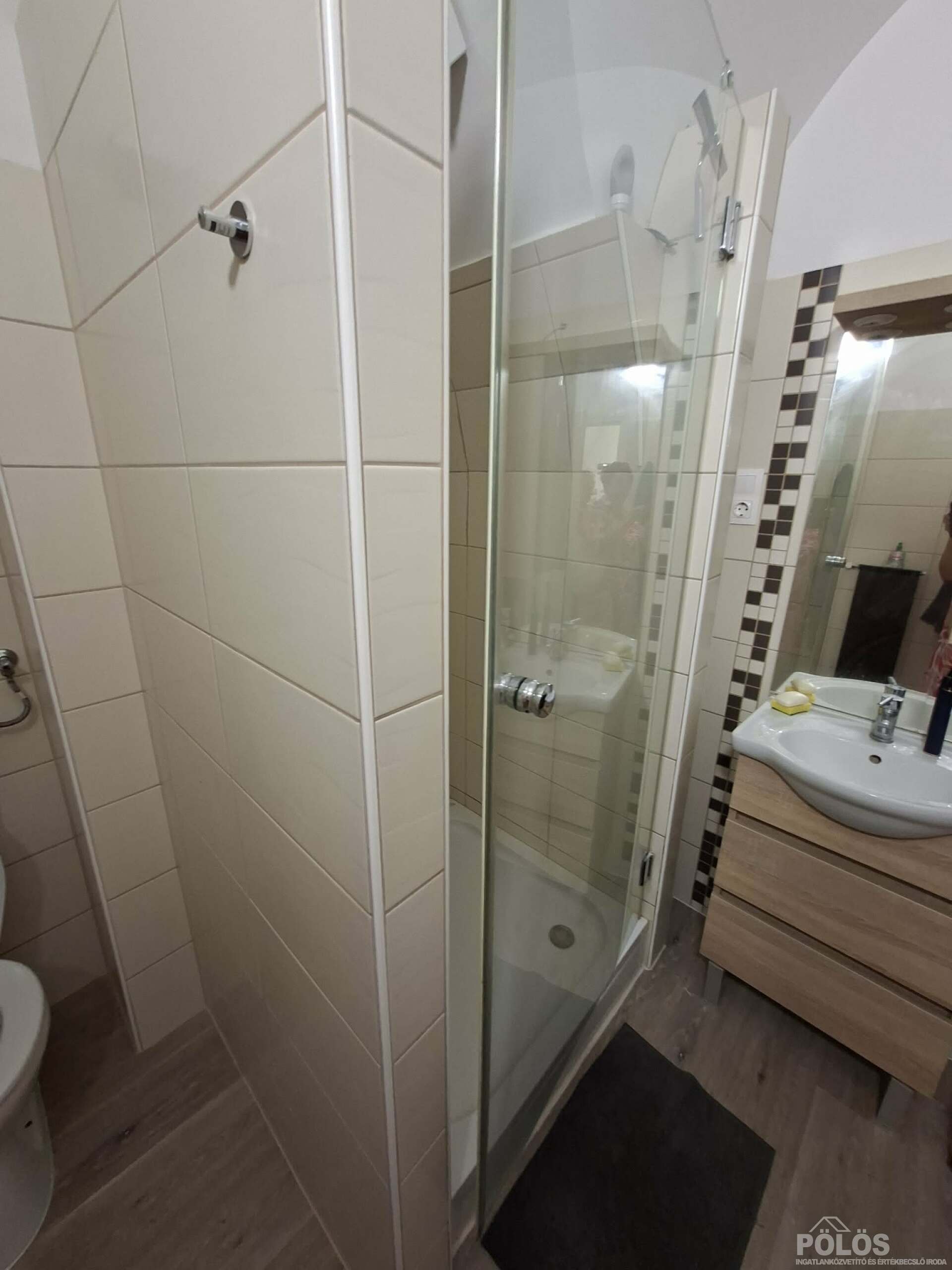 Várkerületen csendes helyen belső udvarban üzlethelyiség eladó