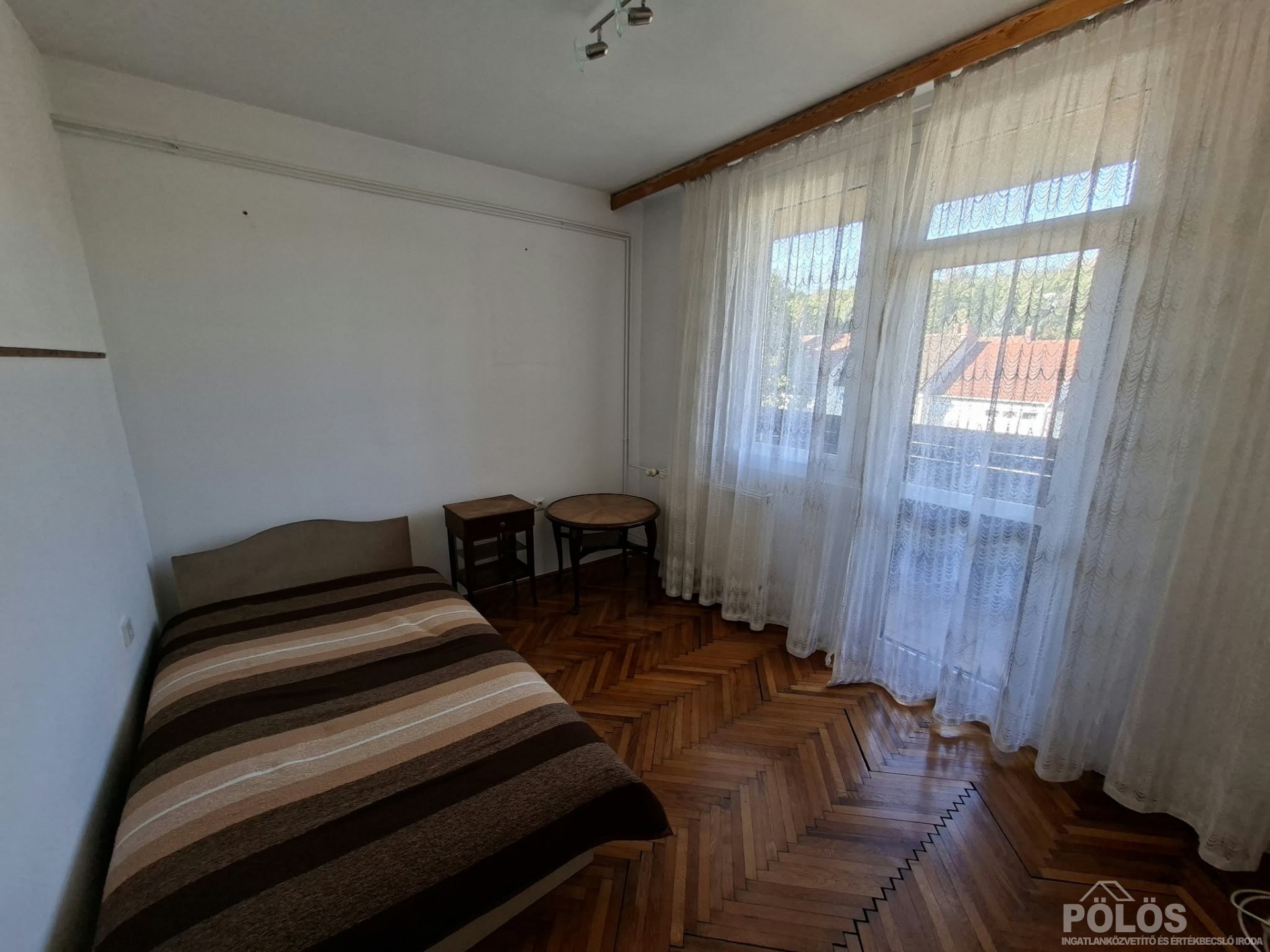 Lővérek aljában csendes helyen tágas panorámás 2 erkélyes lakás eladó