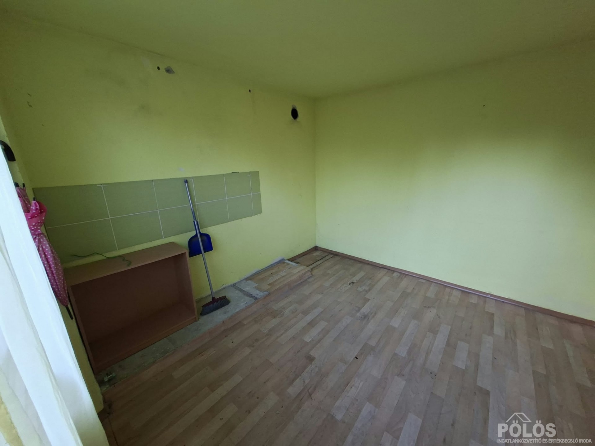 Sopronban csendes helyen szépen karban tartott kert kisházzal eladó