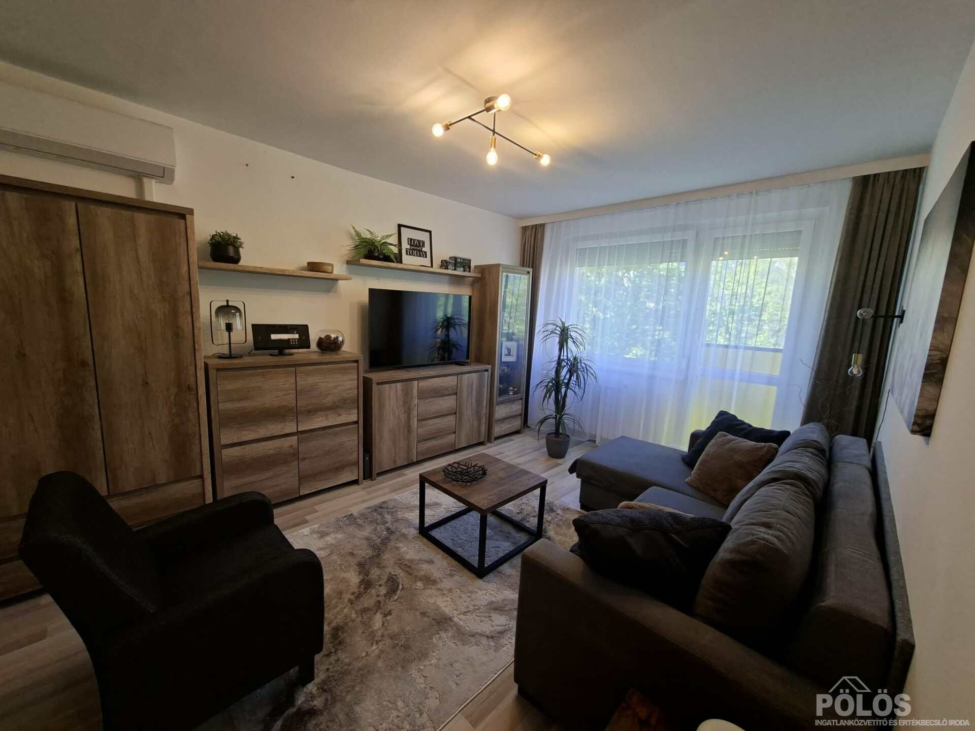 Jereván lakótelepen III.em 50 m2-es extra igényes lakás teljes berendezéssel eladó!