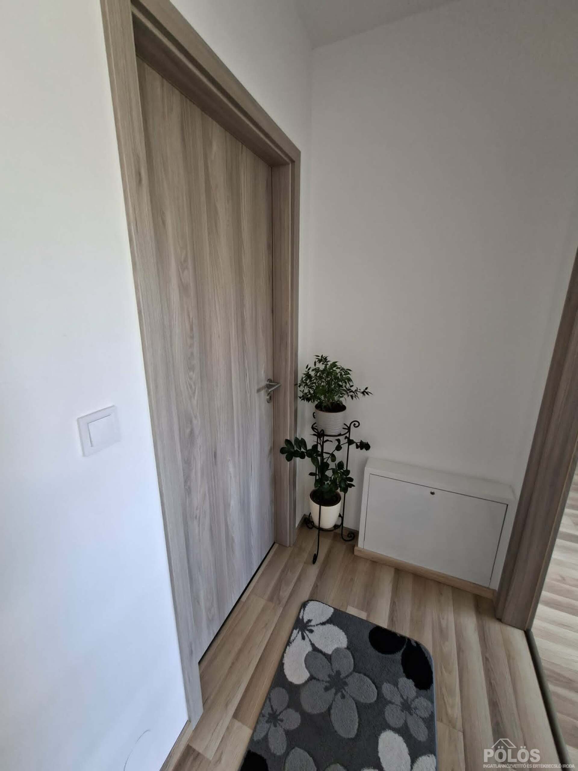 Pihenőkereszten extra igényes sorház pihenőkerttel eladó