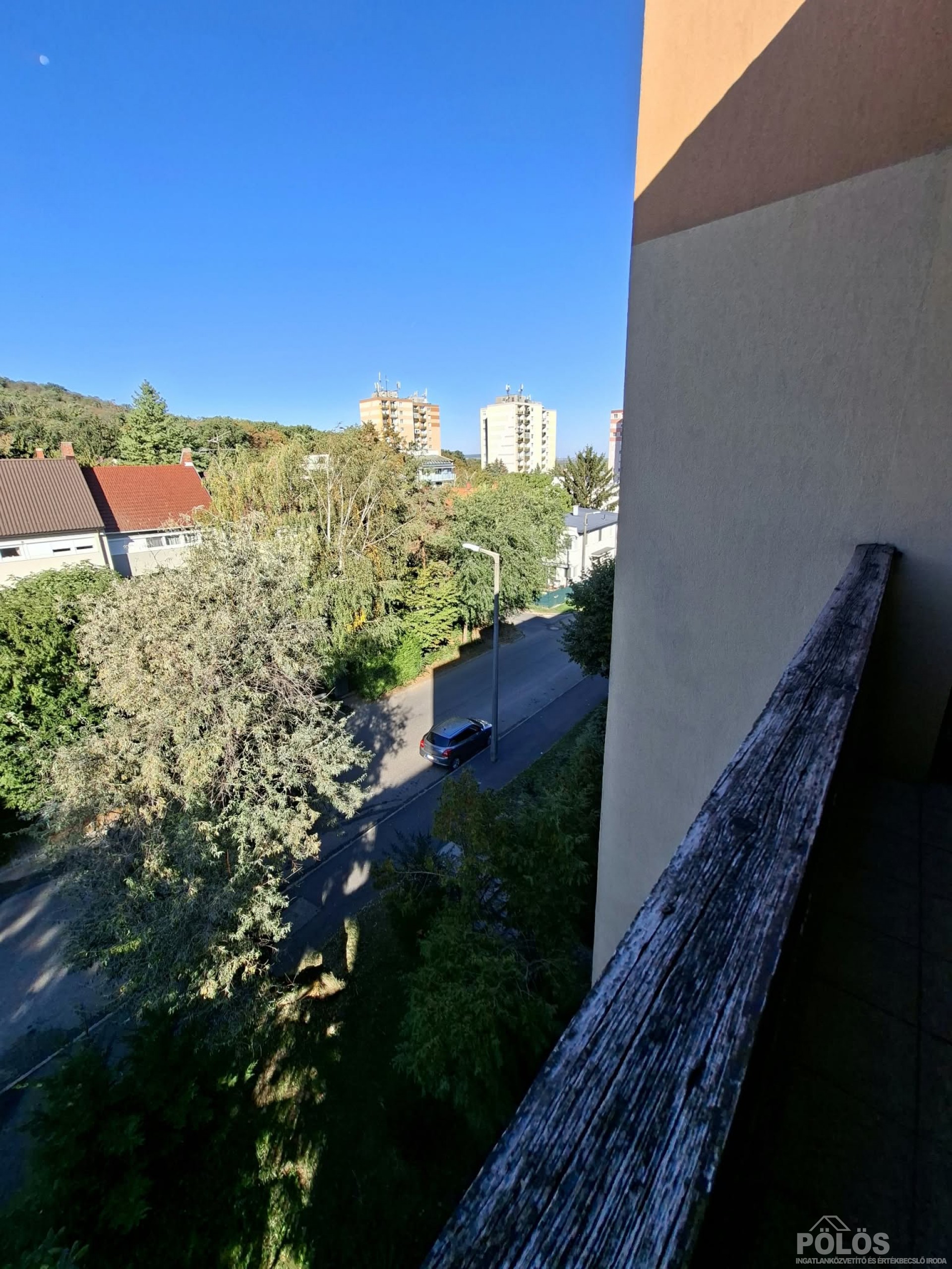 Lővérek aljában csendes helyen tágas panorámás 2 erkélyes lakás eladó