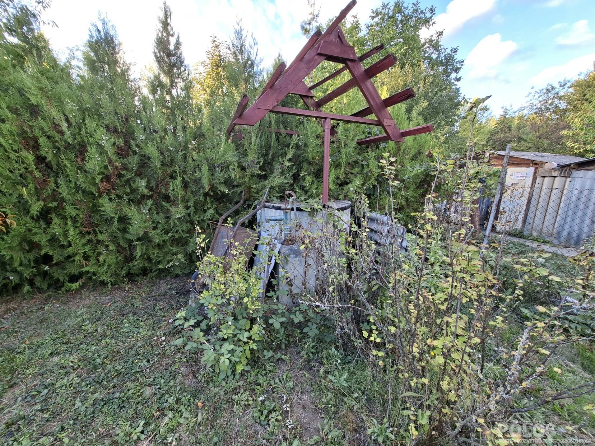 Sopronban csendes helyen szépen karban tartott kert kisházzal eladó