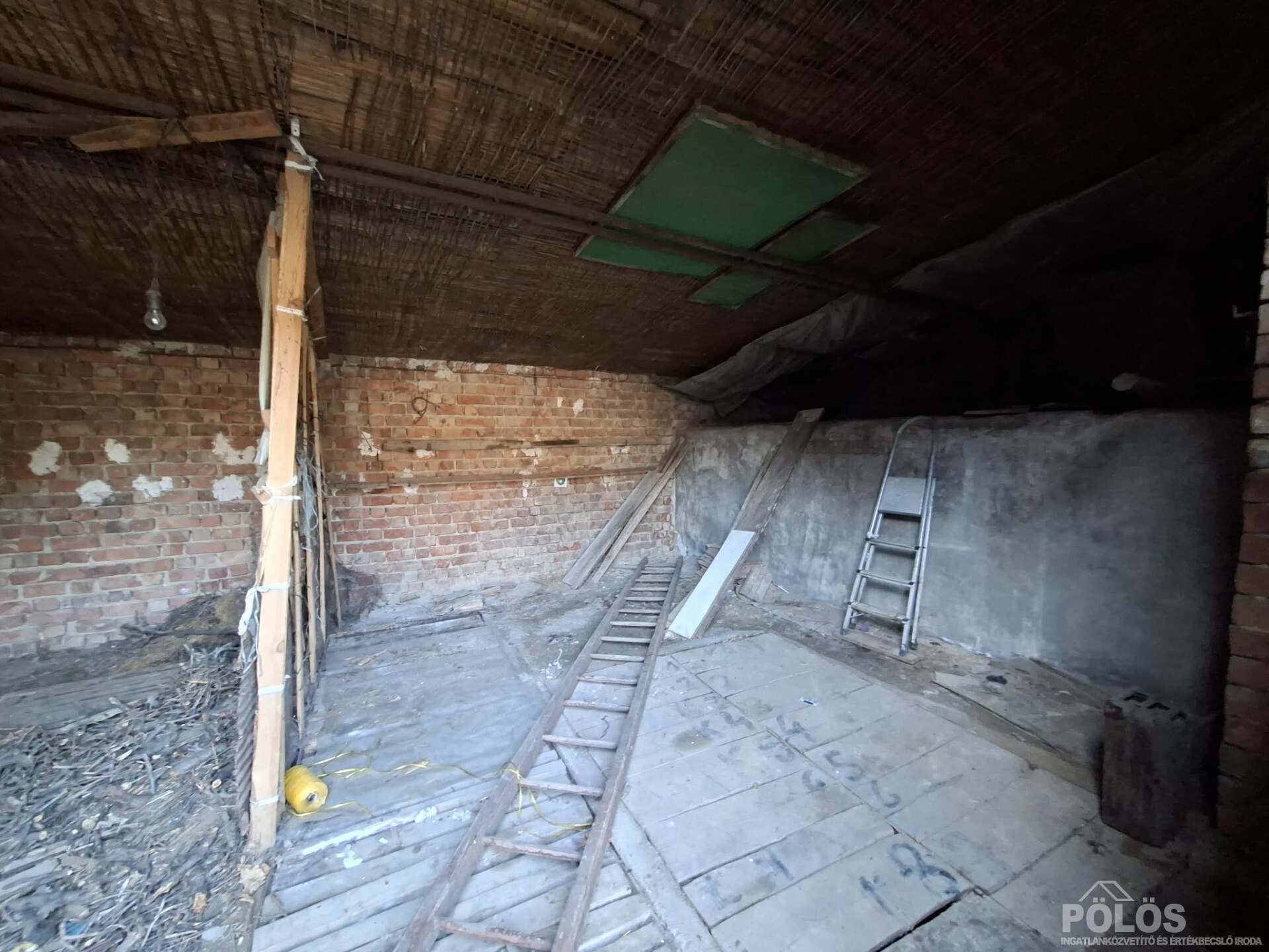 Fertőrákoson csendes helyen felújításra szoruló ház eladó