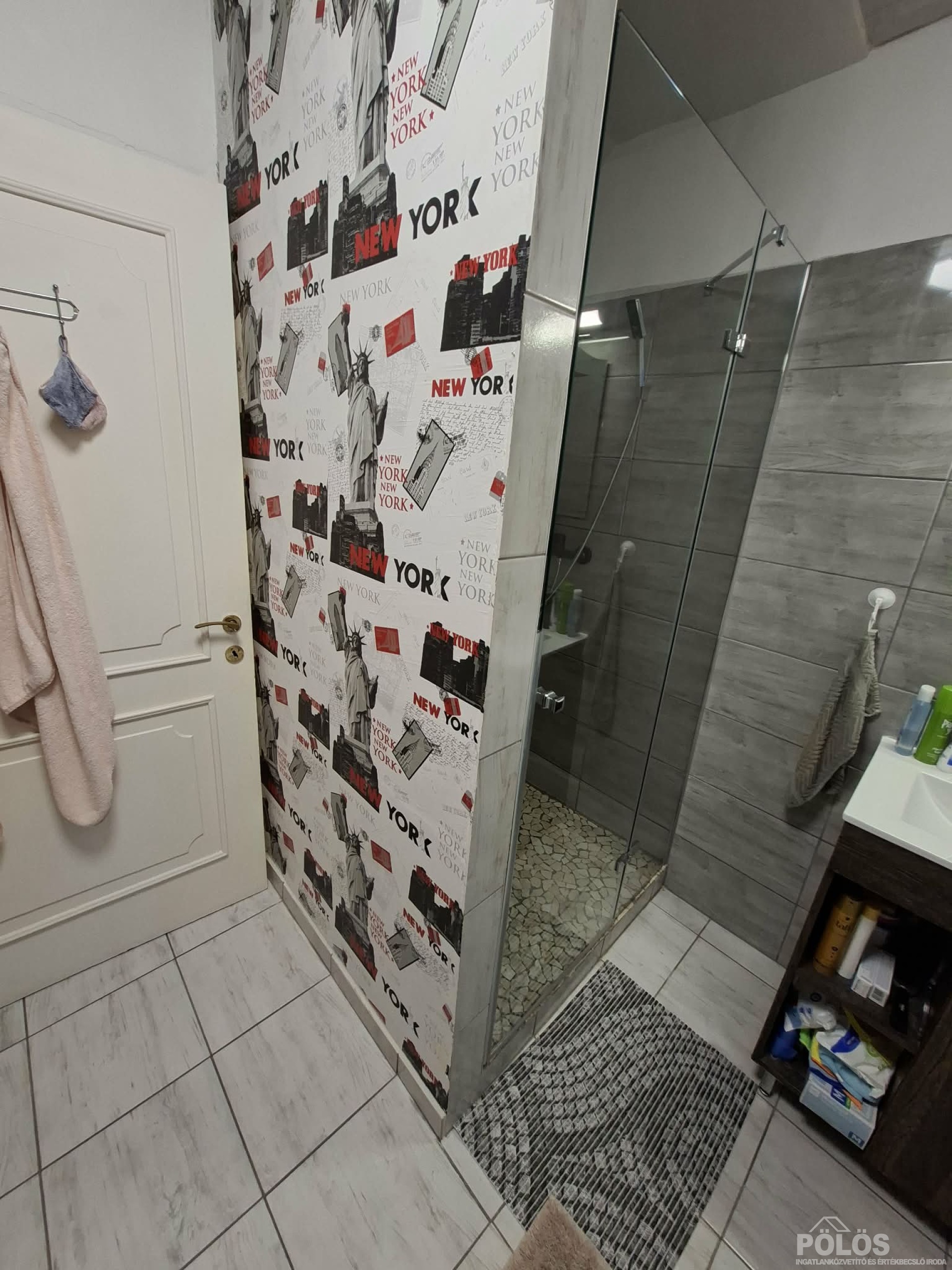 Belvároshoz közel igényesen felújított utcafronti házrész kertrésszel,garázzsal eladó